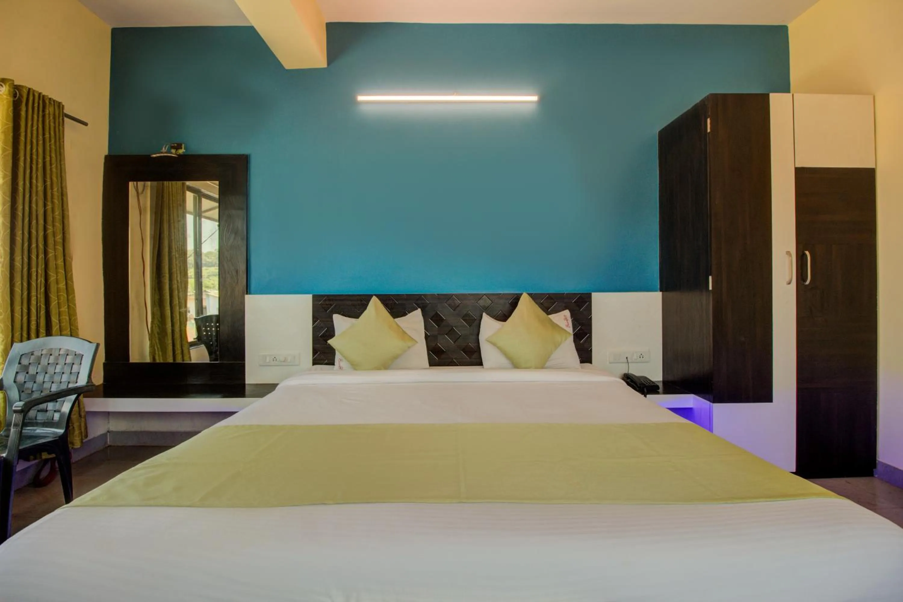 Bedroom, Bed in Evergreen Holidays Mahabaleshwar