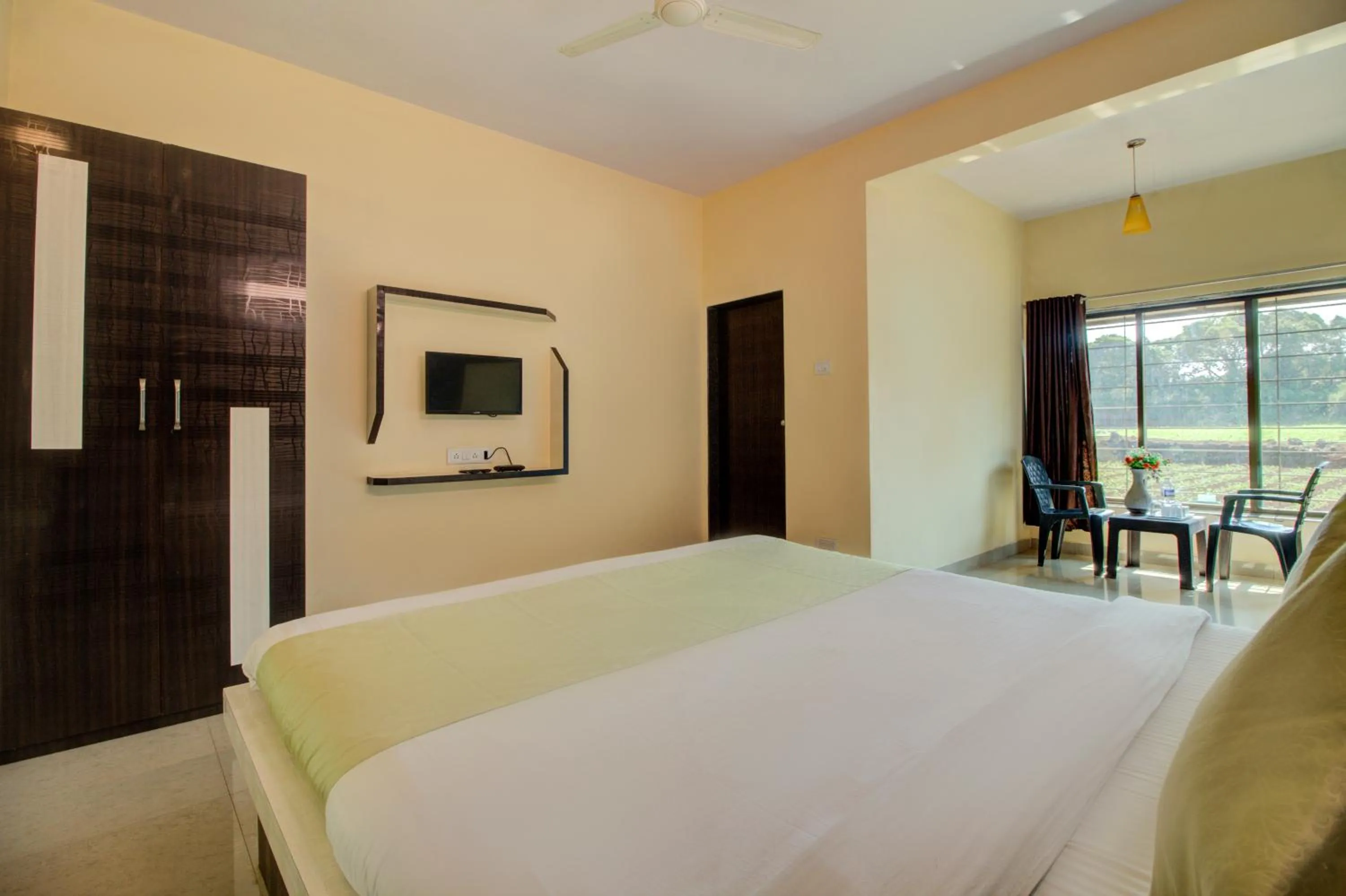 Bedroom, Bed in Evergreen Holidays Mahabaleshwar