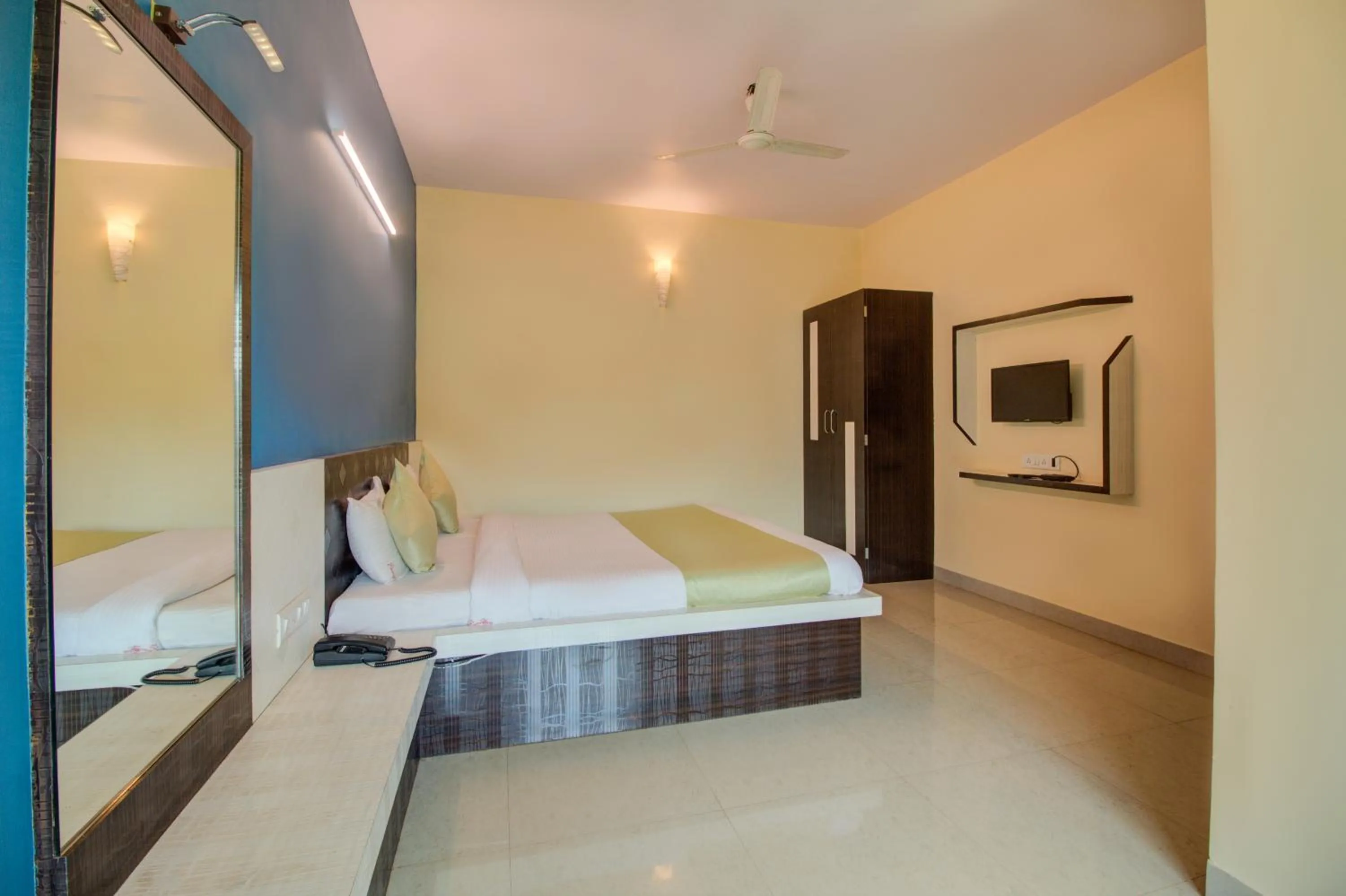 Bedroom, Bed in Evergreen Holidays Mahabaleshwar