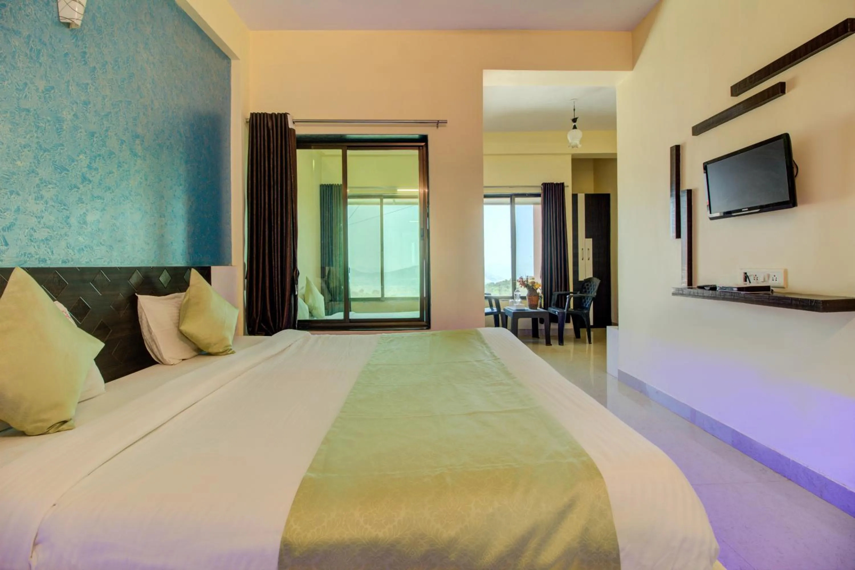 Photo of the whole room, Bed in Evergreen Holidays Mahabaleshwar