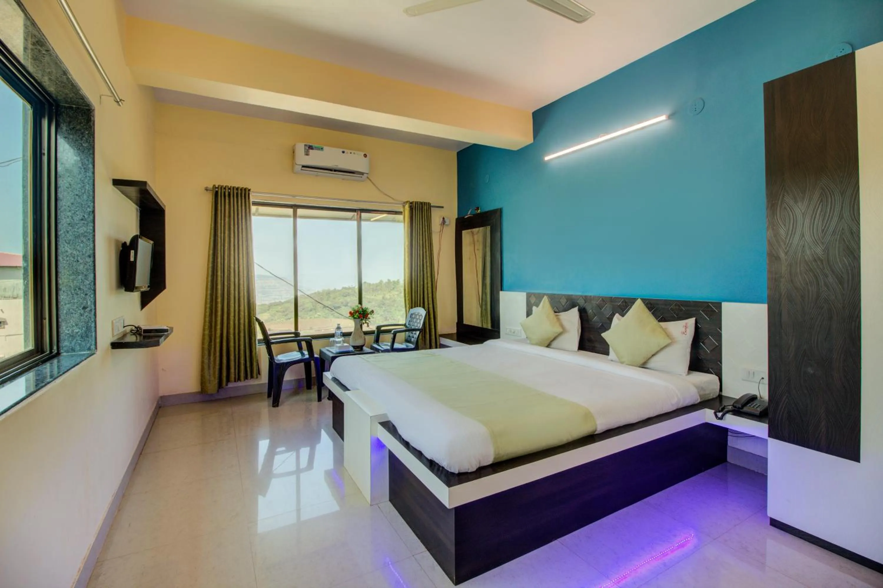 Photo of the whole room, Bed in Evergreen Holidays Mahabaleshwar