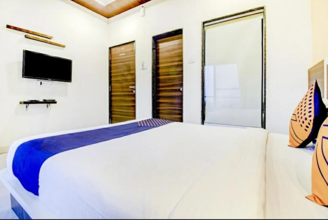 Bedroom, Bed in Evergreen Holidays Mahabaleshwar