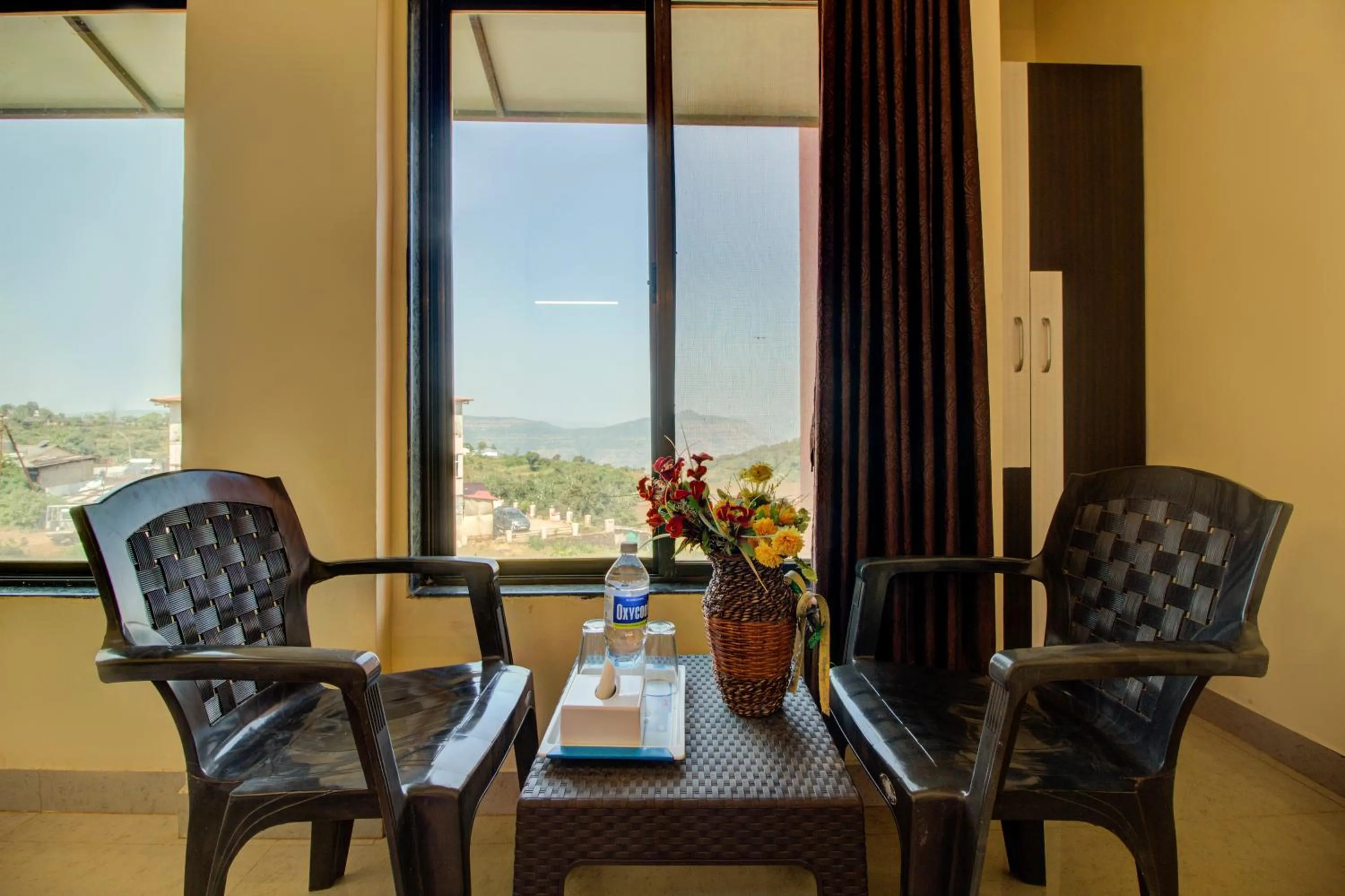 Seating area in Evergreen Holidays Mahabaleshwar