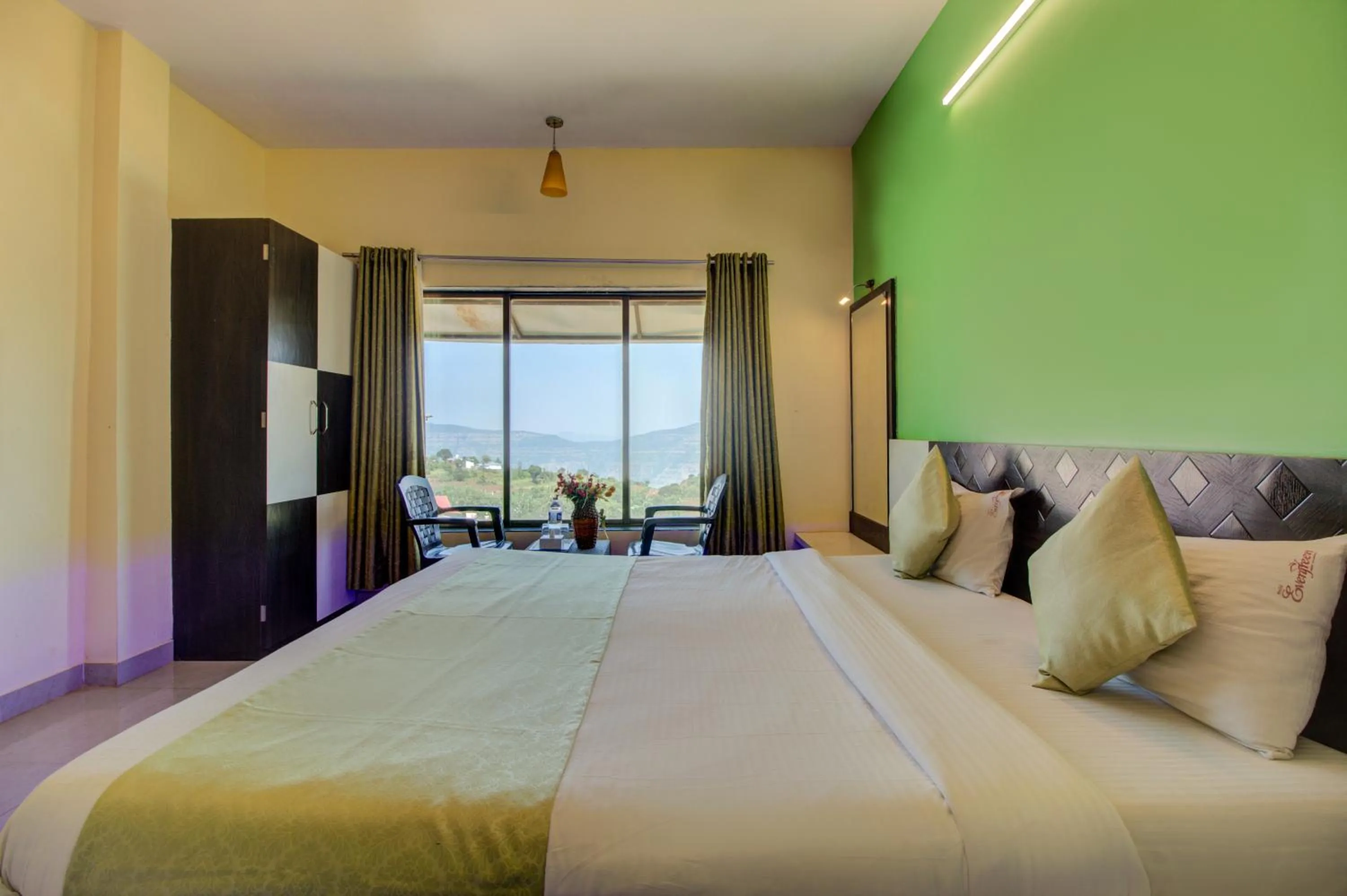 Bedroom, Bed in Evergreen Holidays Mahabaleshwar