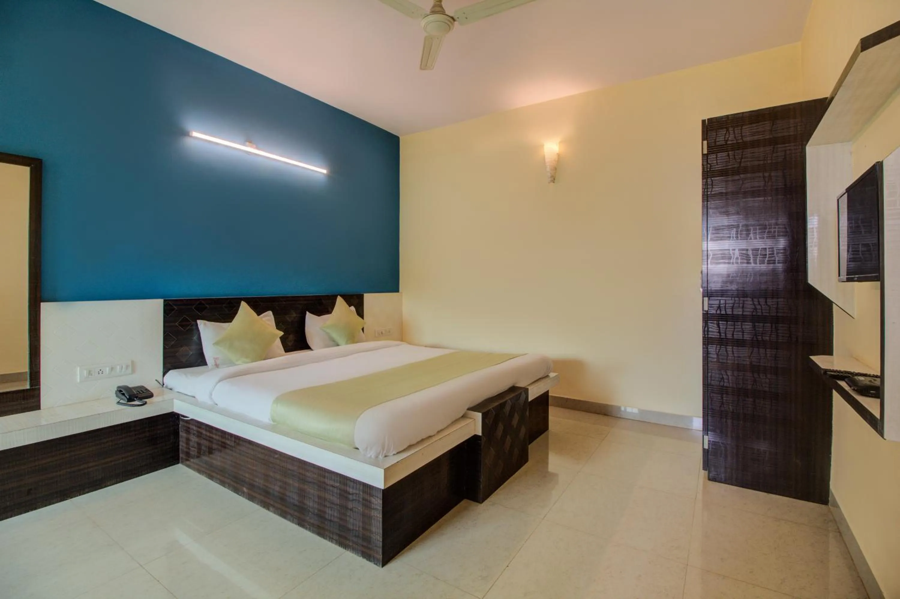 Bedroom, Bed in Evergreen Holidays Mahabaleshwar