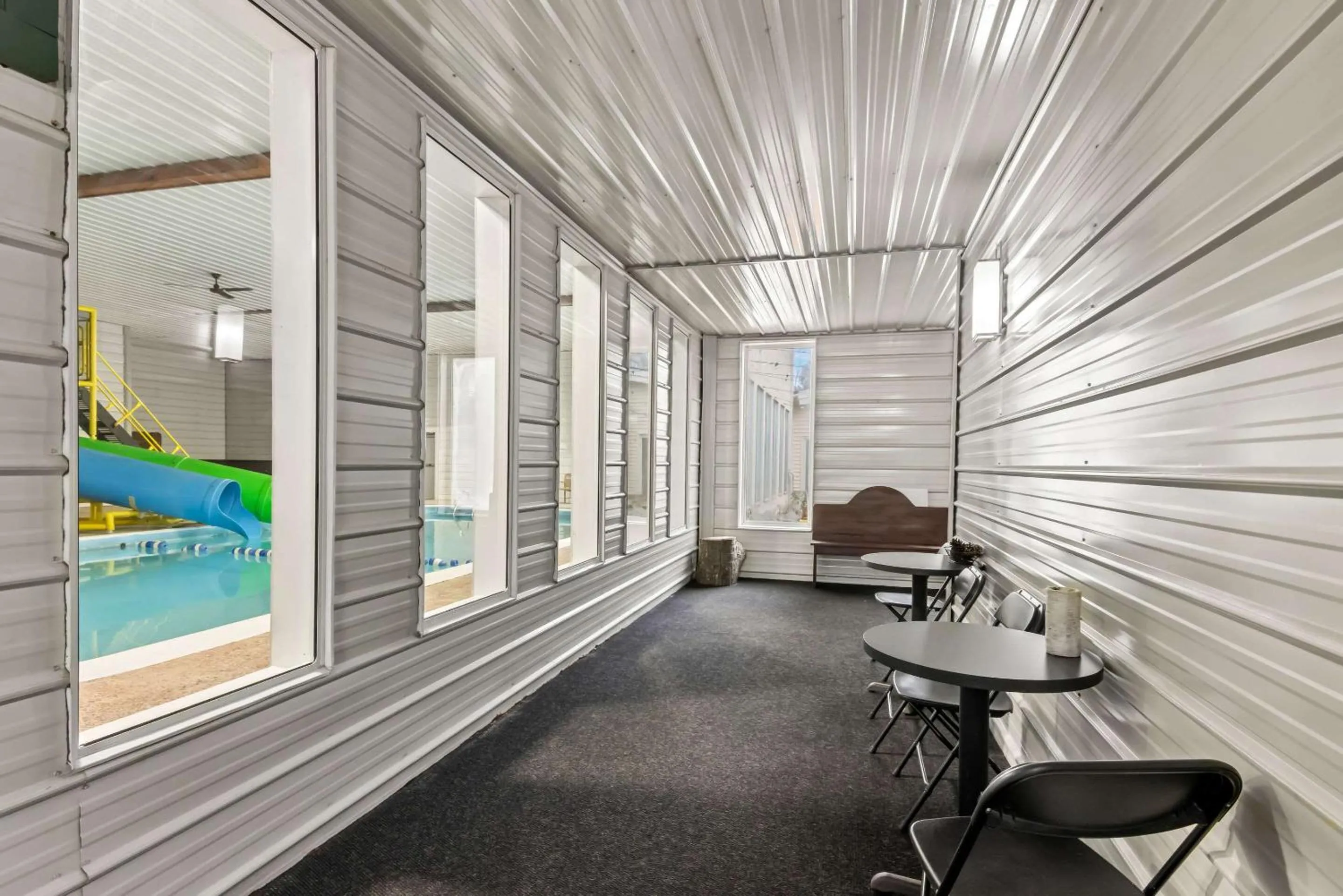 Swimming pool in Rodeway Inn Oscoda