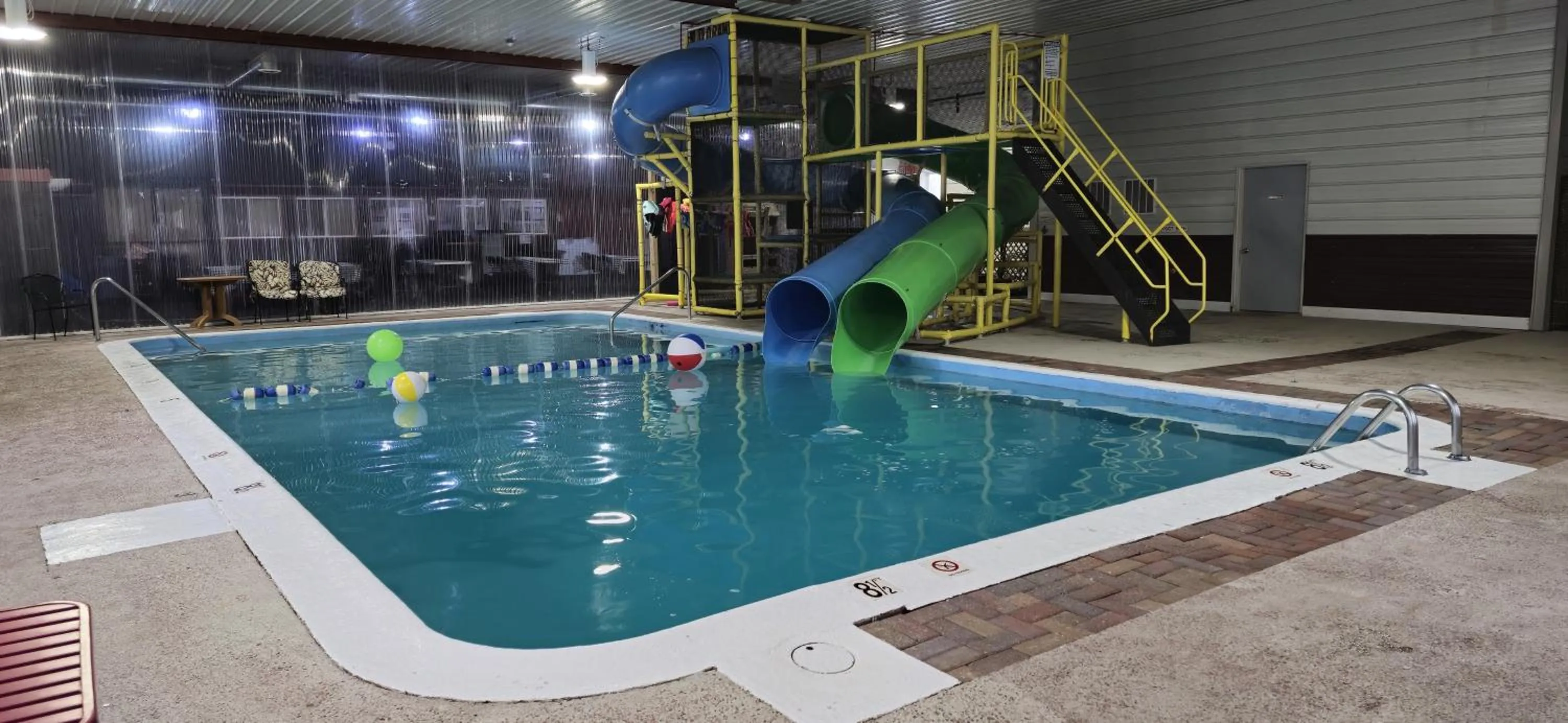 Swimming pool in Rodeway Inn Oscoda