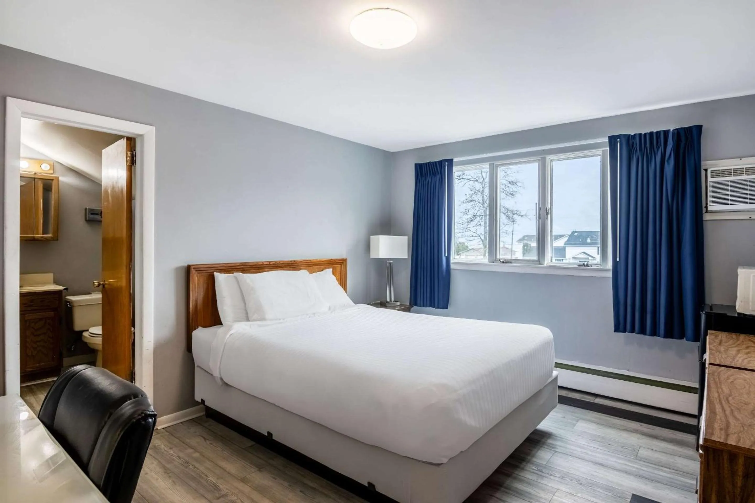 Bedroom, Bed in Rodeway Inn Oscoda