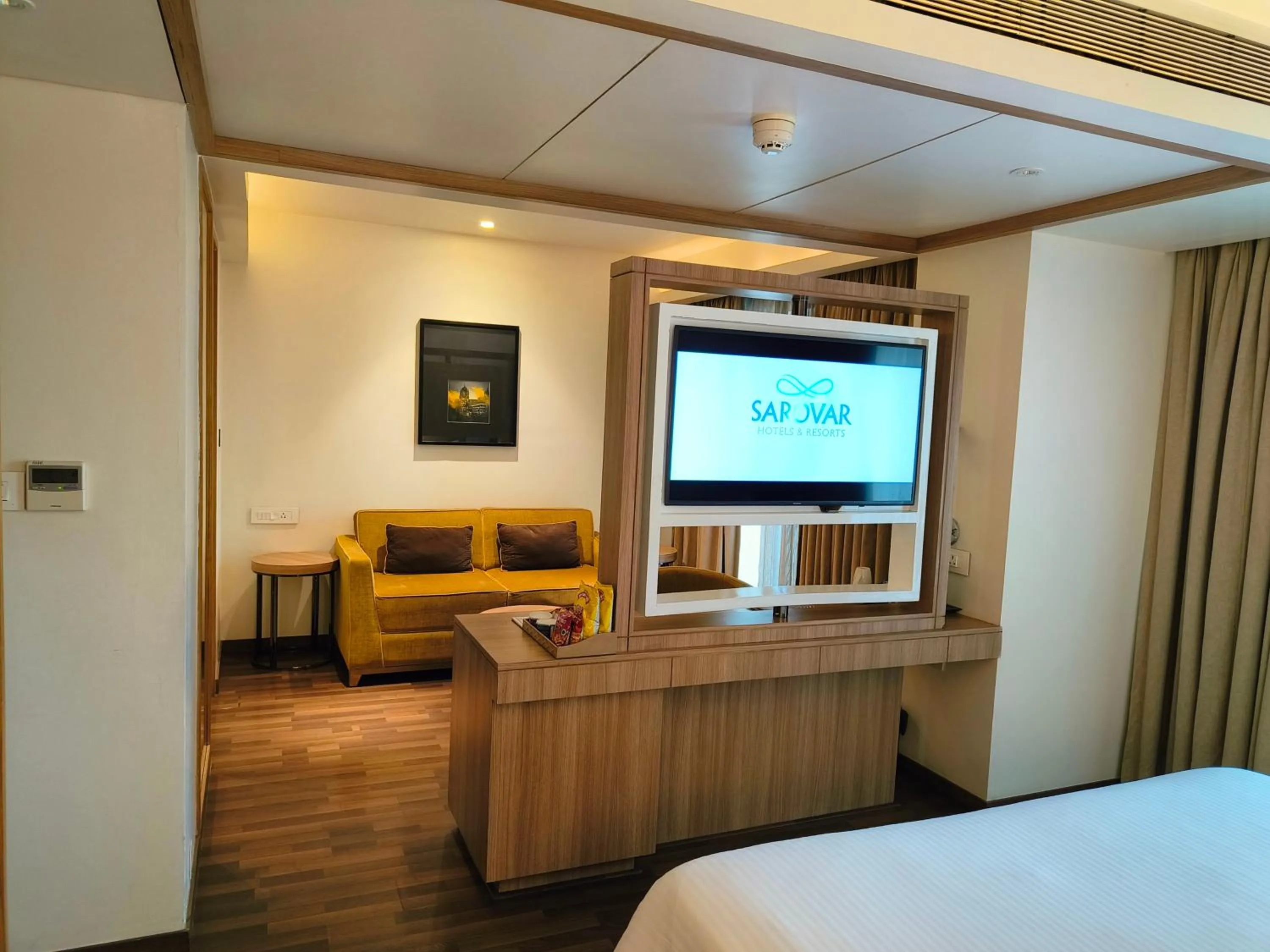 Communal lounge/ TV room, Bed in Royal Hometel Suites