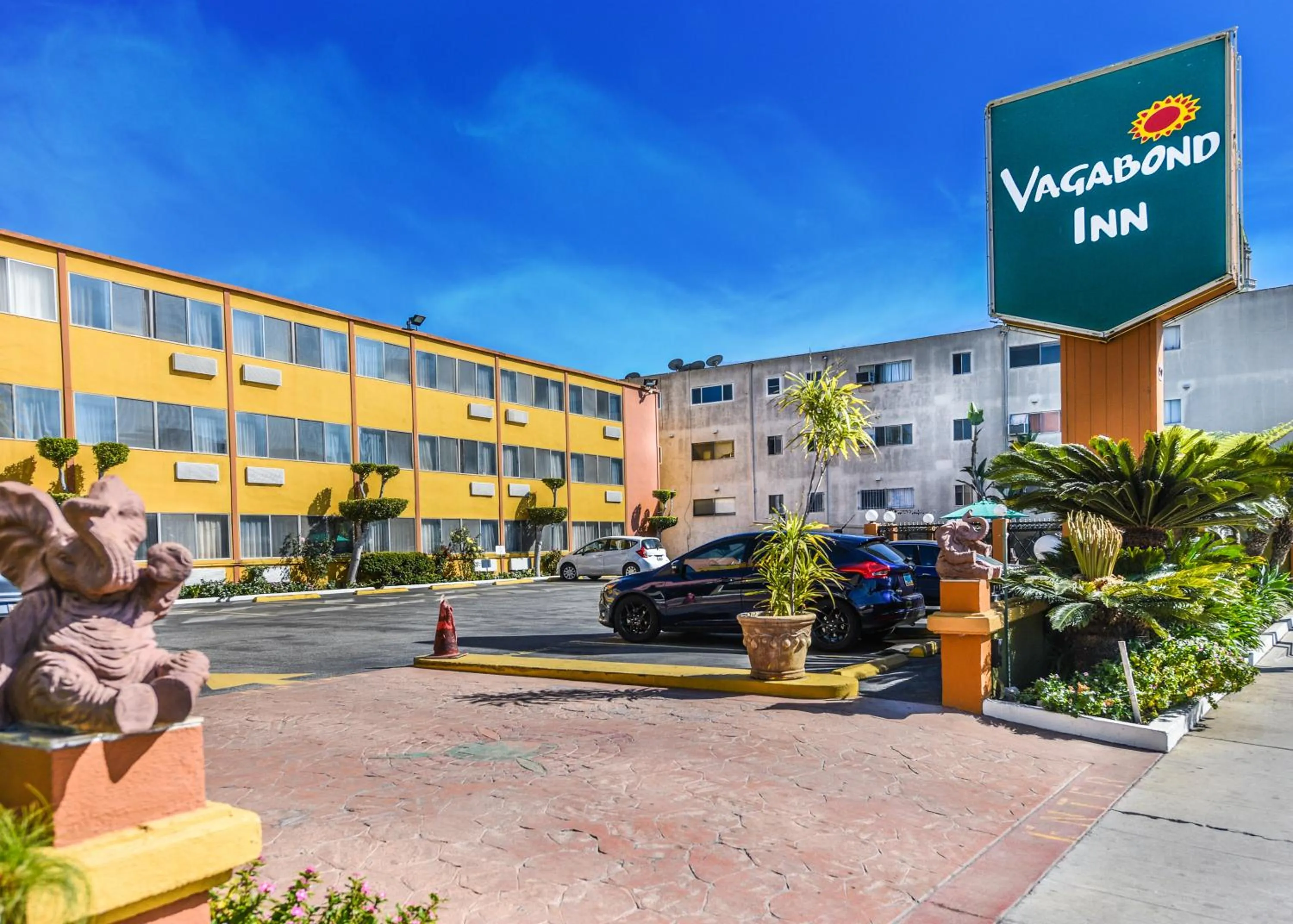 Property building in Vagabond Inn Long Beach