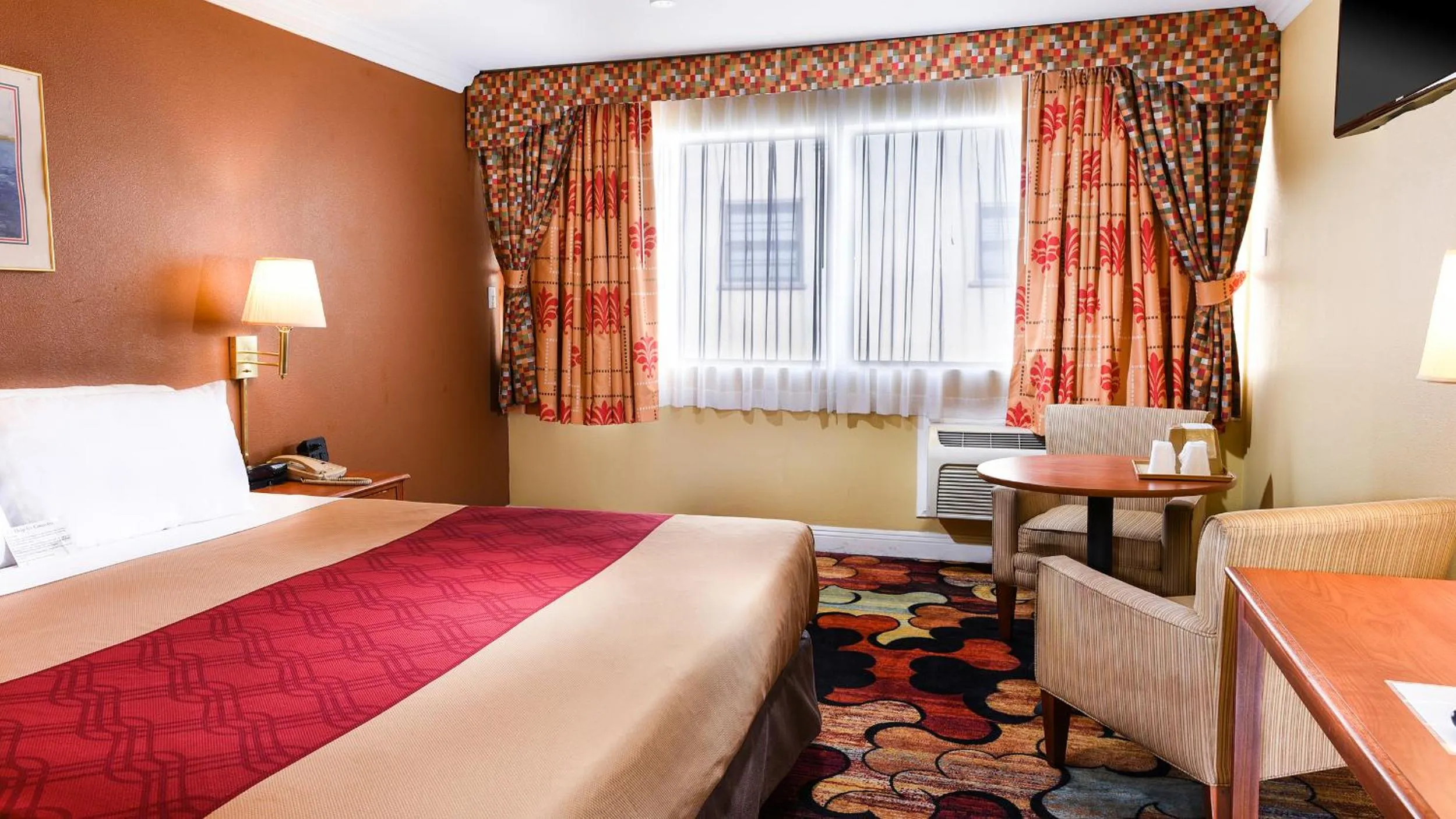 Photo of the whole room, Bed in Vagabond Inn Long Beach