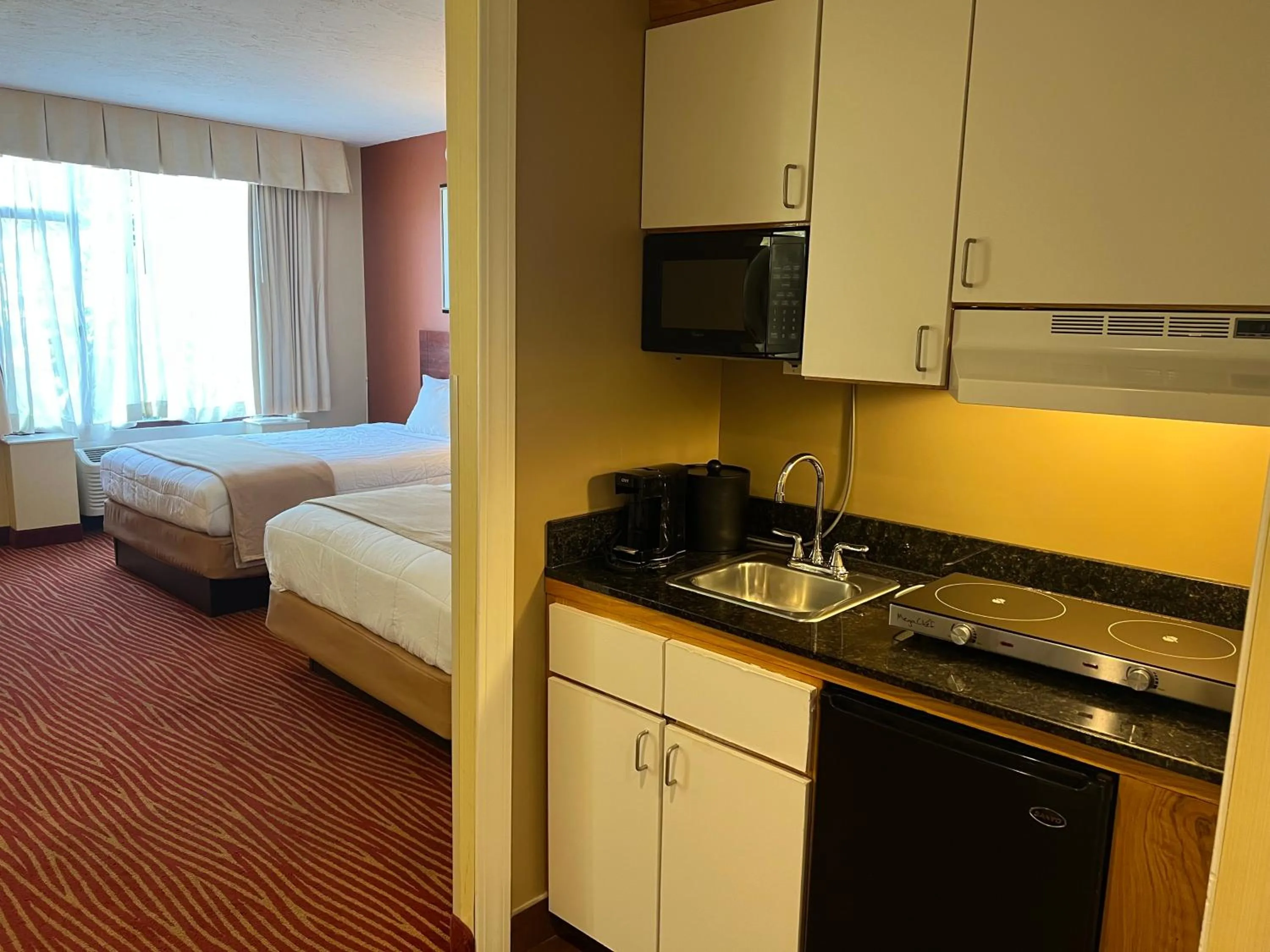 Kitchen or kitchenette, Bed in Hotel Boston