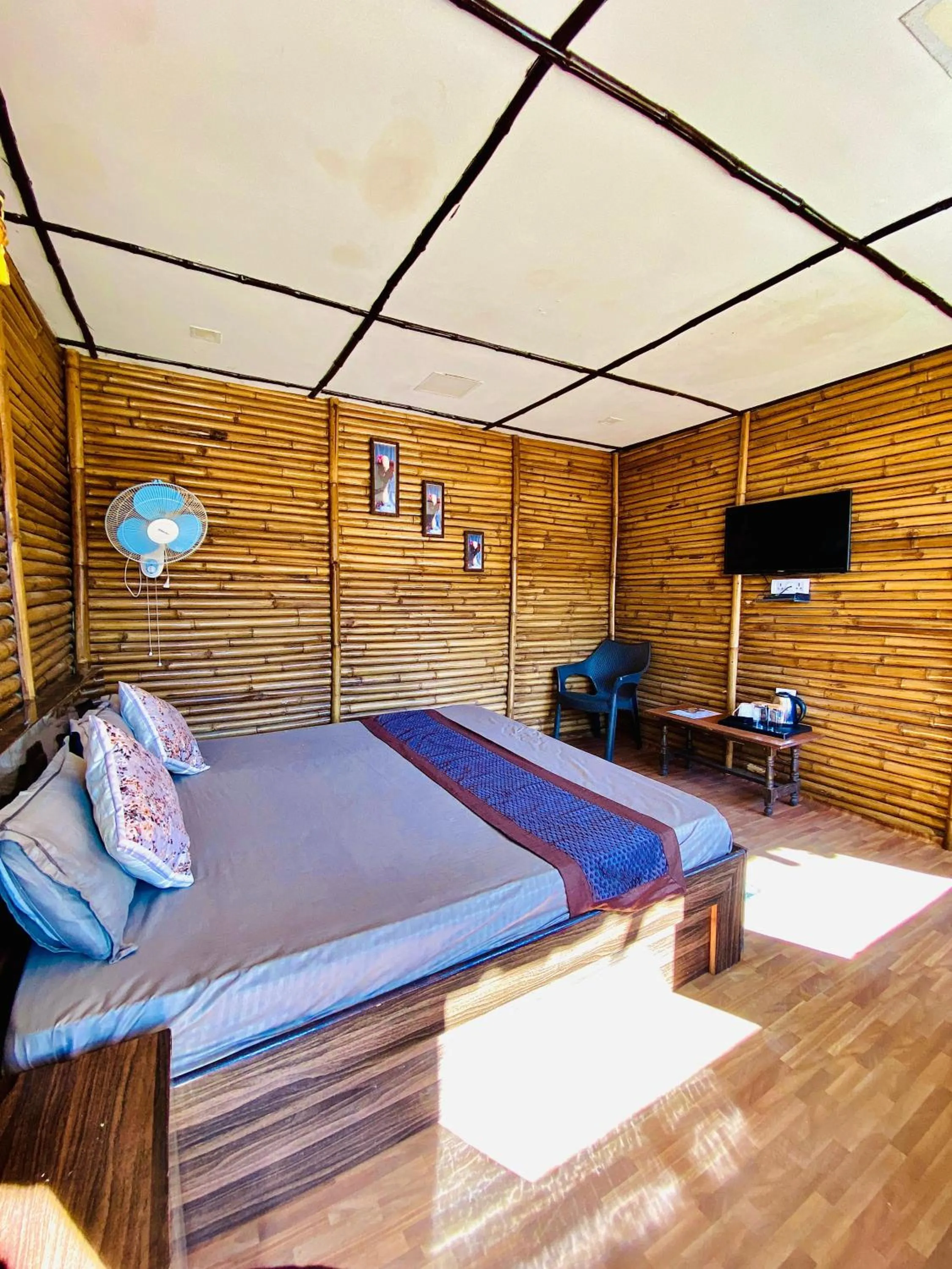 Communal lounge/ TV room in Bamboo Junction Resort - Kanatal, Valley & Mountain View