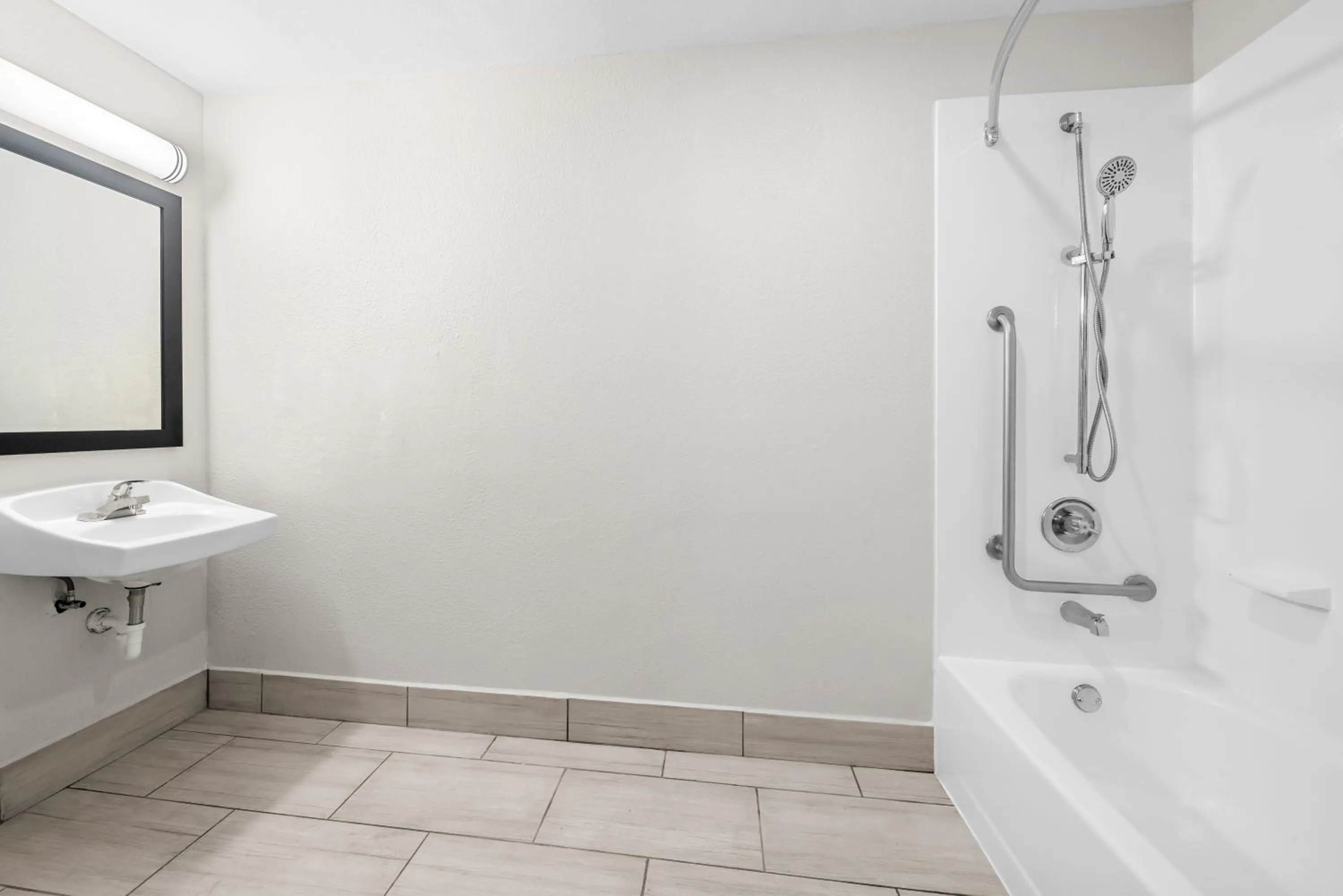 Bathroom in Quality Inn Orlando Near International Drive