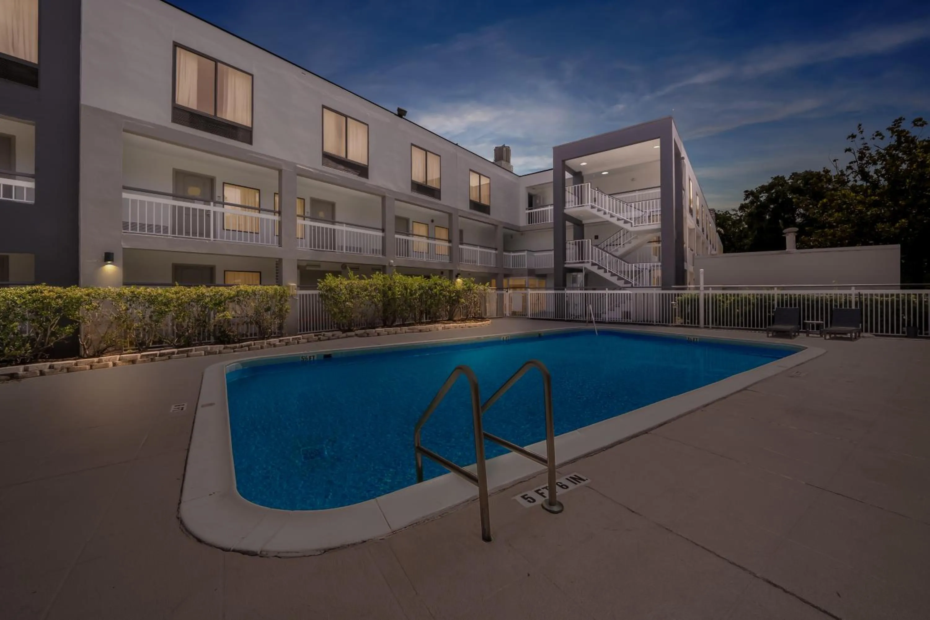 Swimming pool in Quality Inn Orlando Near International Drive