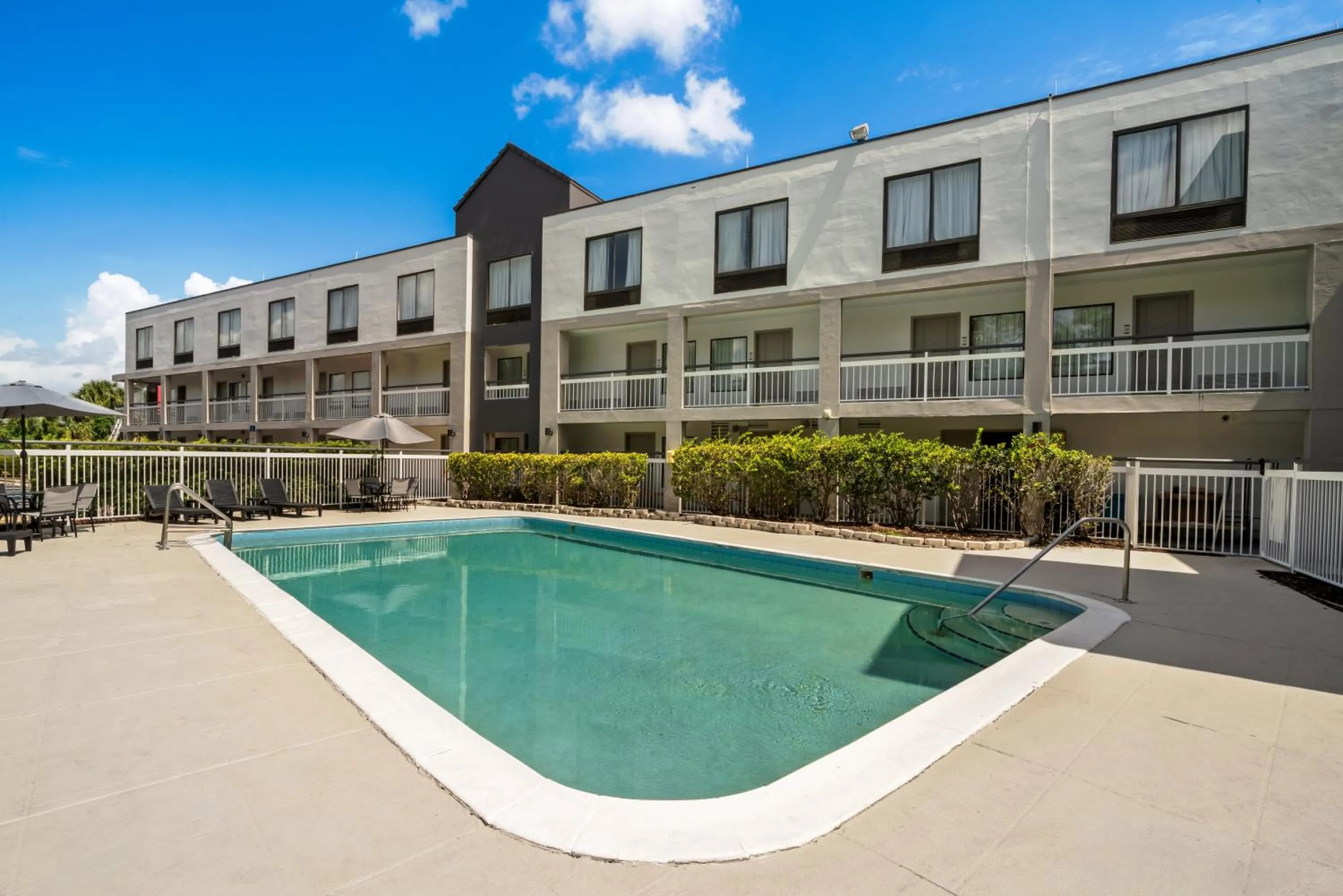 Swimming pool in Quality Inn Orlando Near International Drive