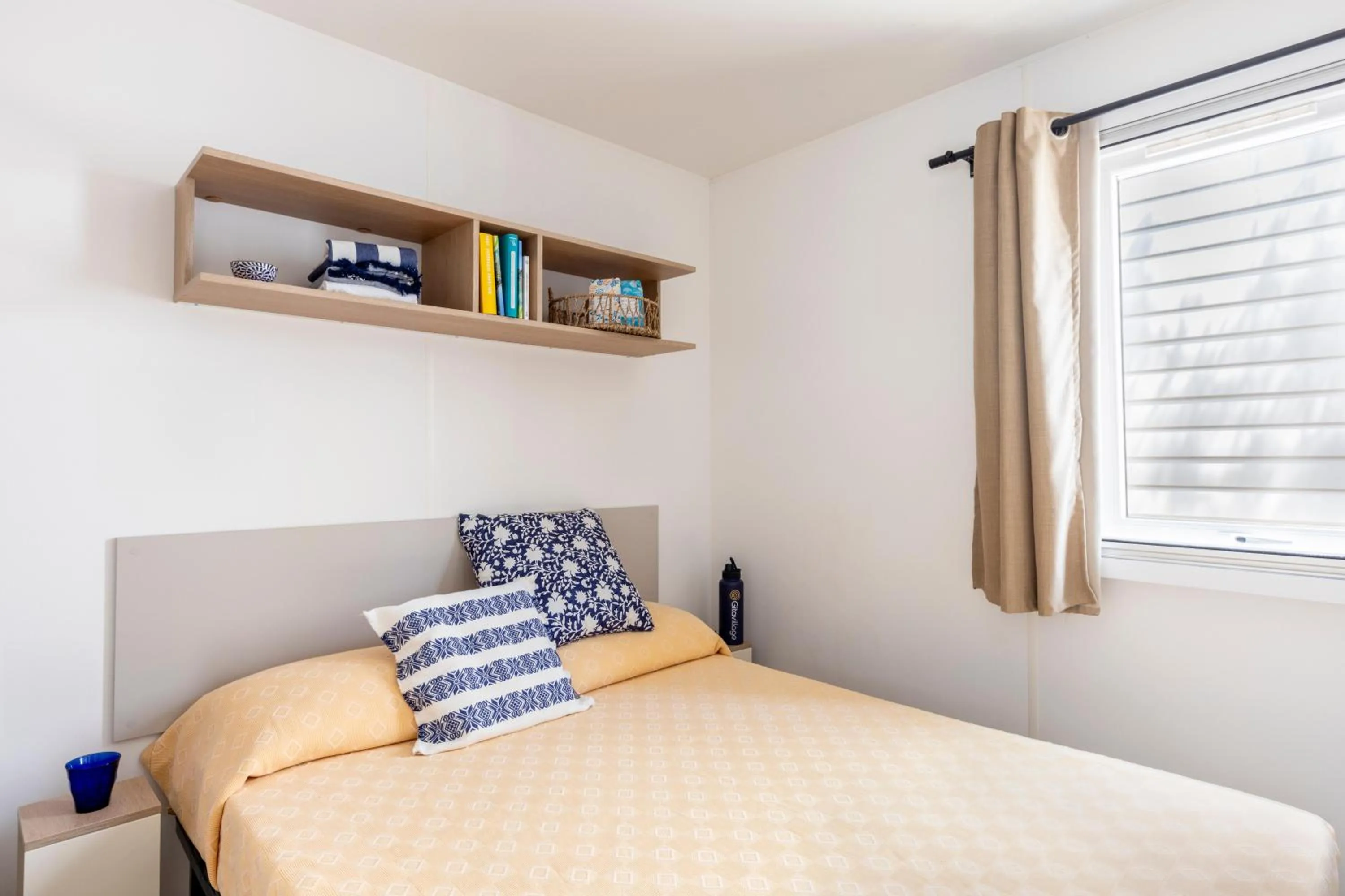 Photo of the whole room, Bed in Gitavillage California