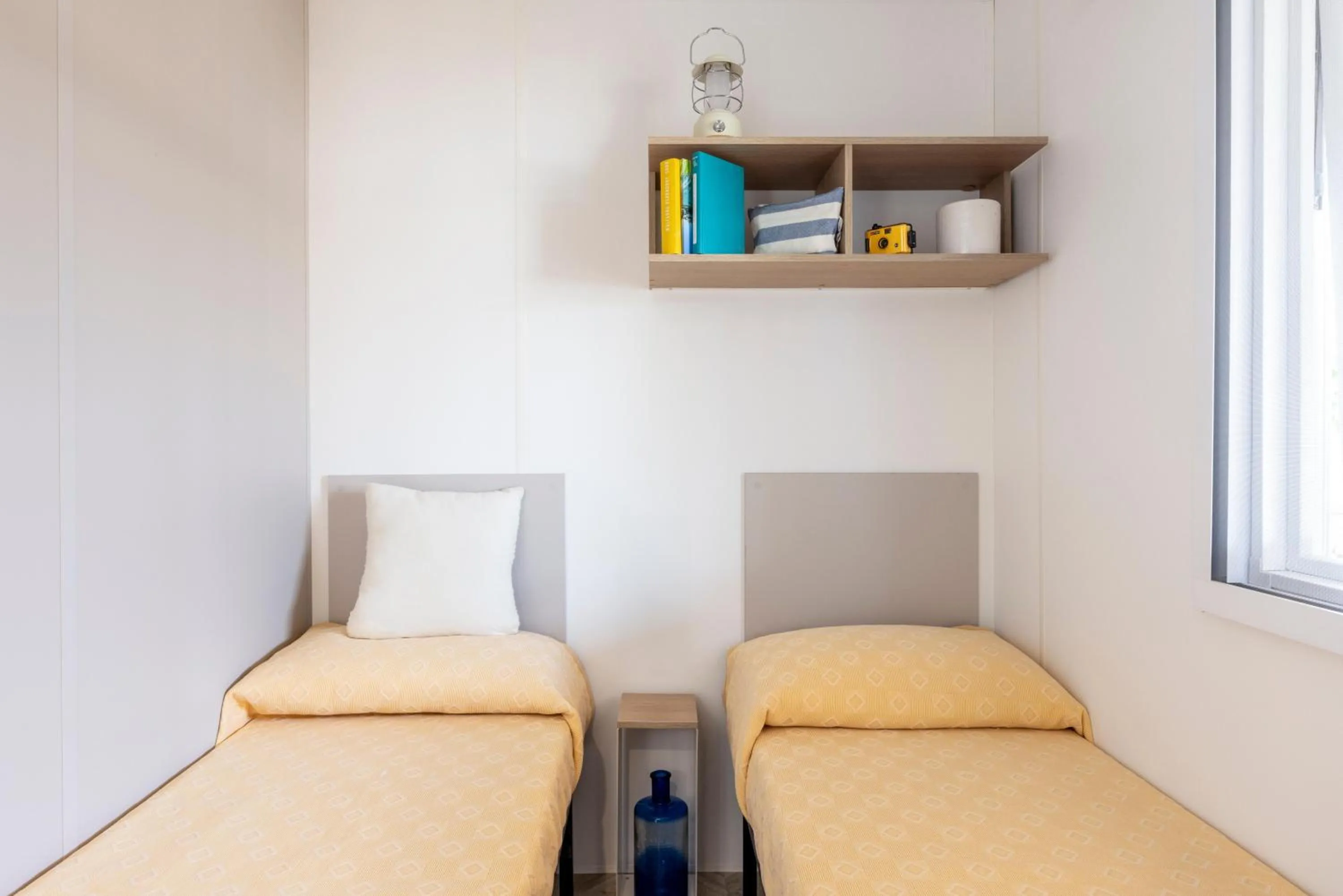 Photo of the whole room, Bed in Gitavillage California