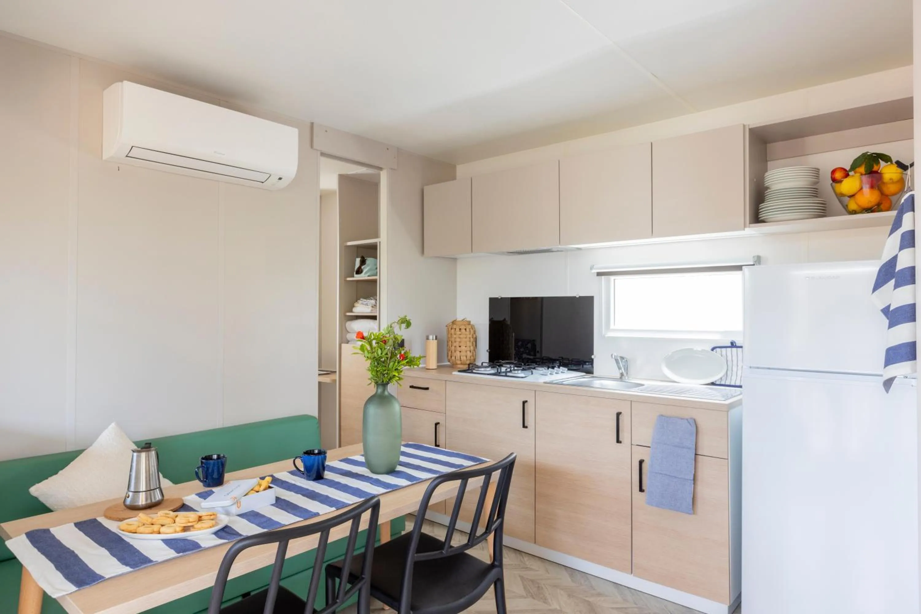 Photo of the whole room in Gitavillage California