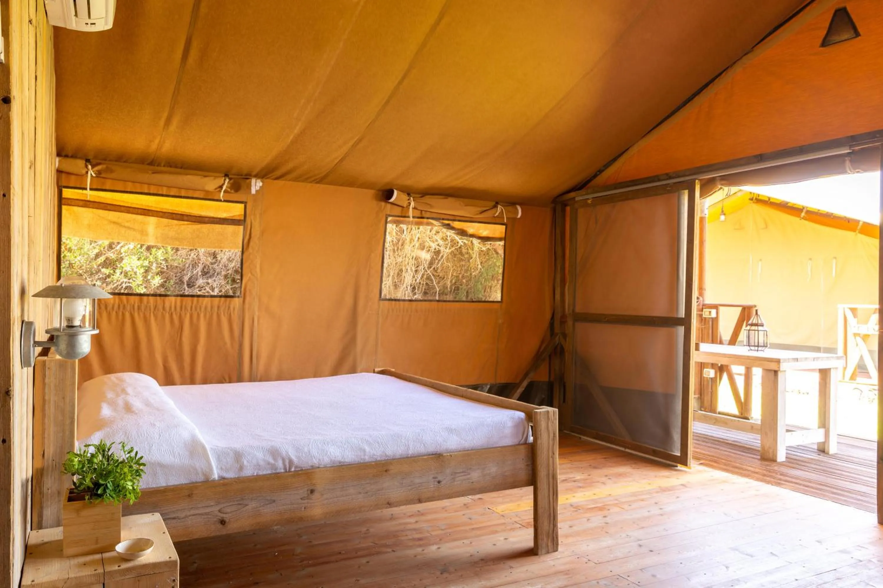 Photo of the whole room, Bed in Gitavillage California