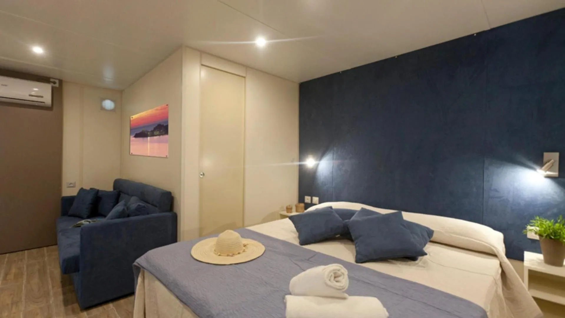 Photo of the whole room, Bed in Gitavillage California