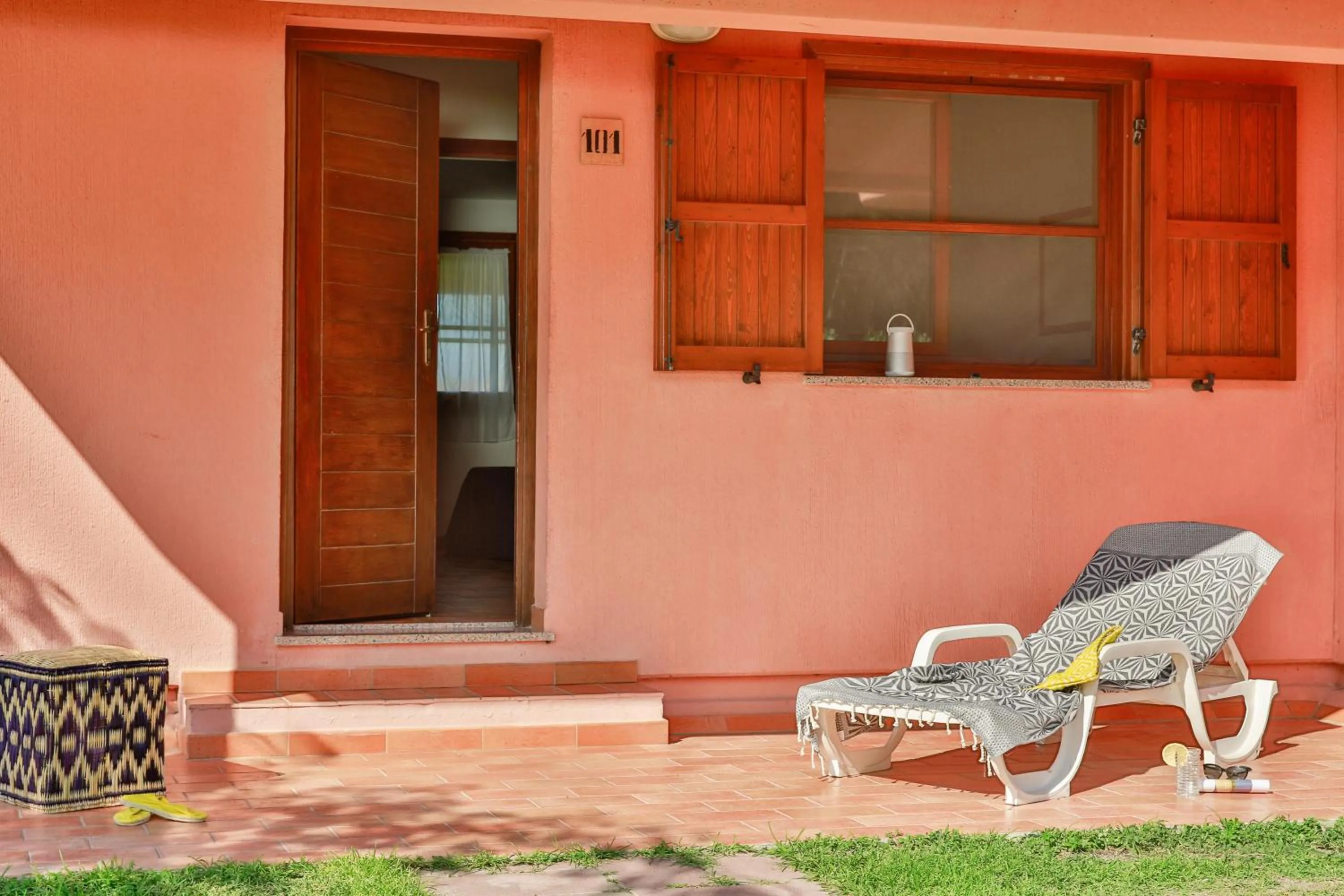 Photo of the whole room in Gitavillage California