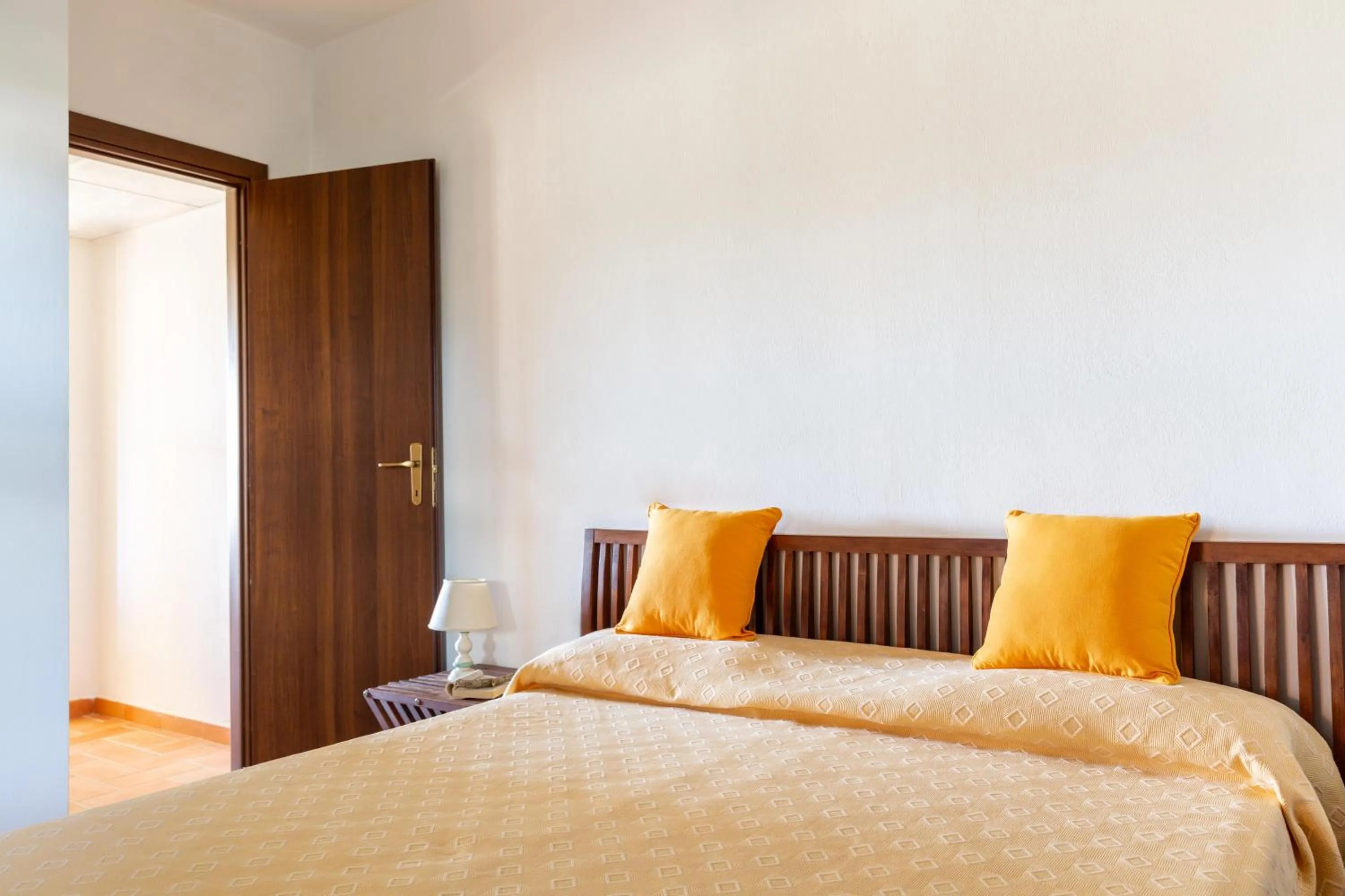 Photo of the whole room, Bed in Gitavillage California