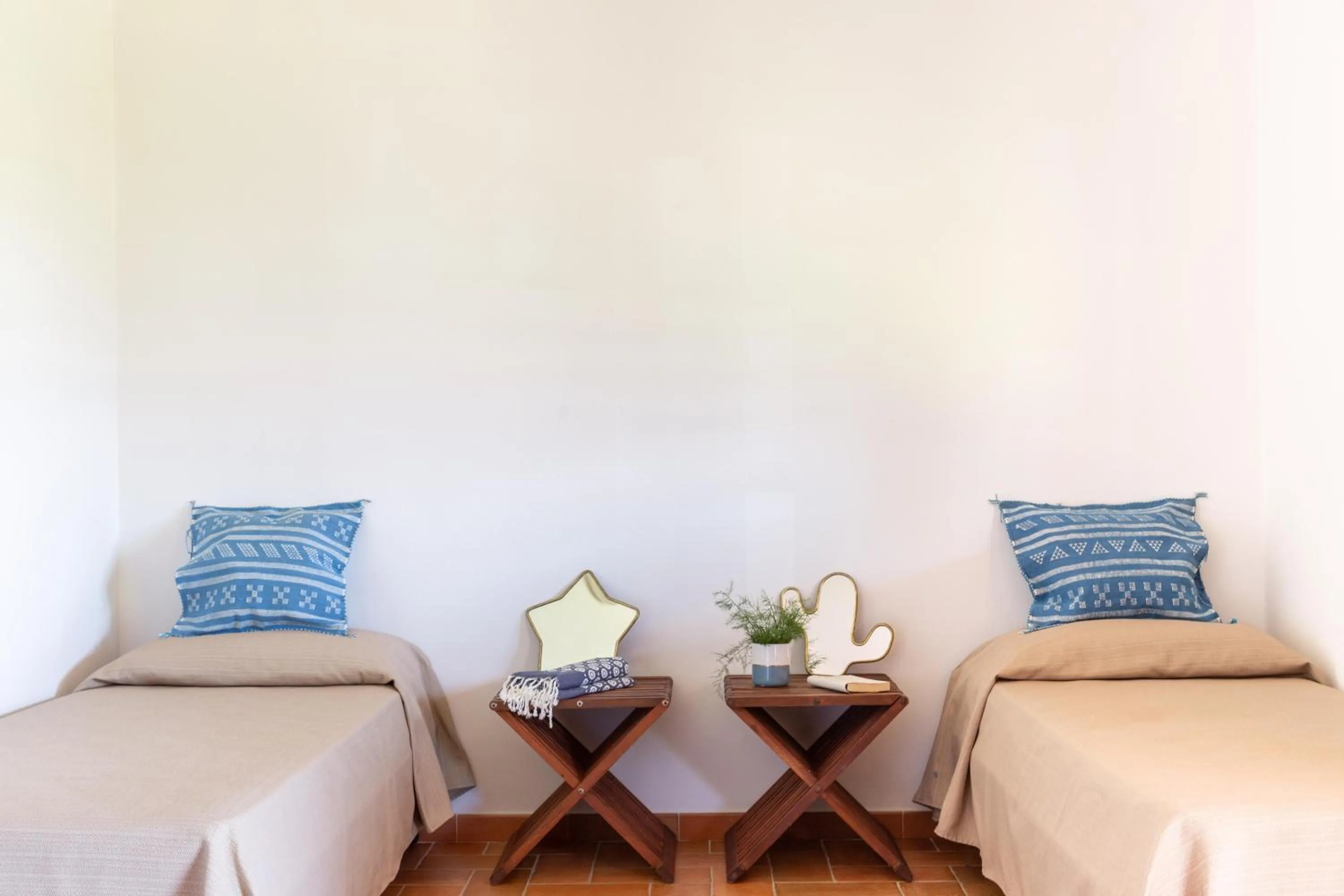 Photo of the whole room in Gitavillage California