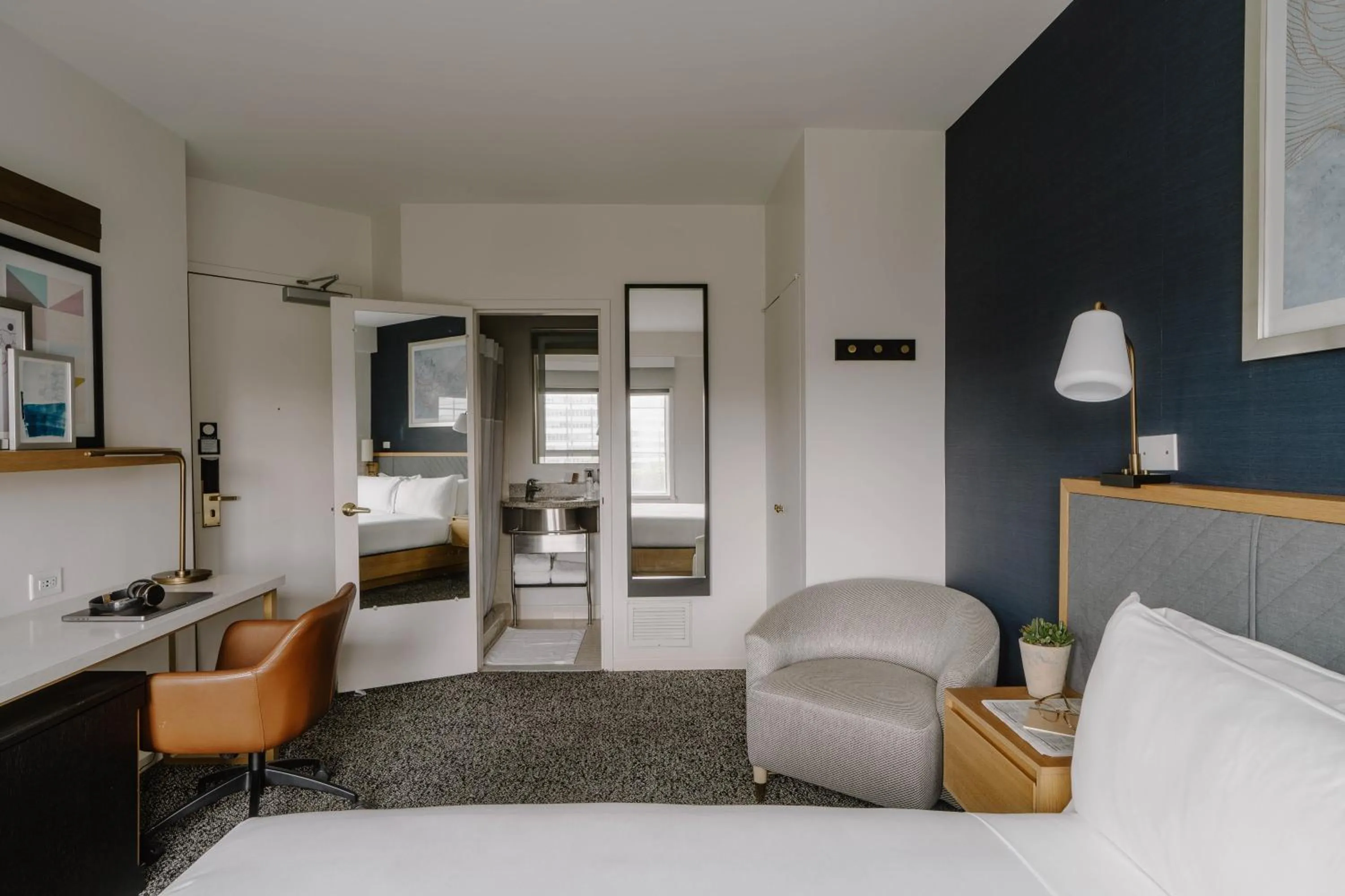 Photo of the whole room, Bed in Club Quarters Hotel White House, Washington DC