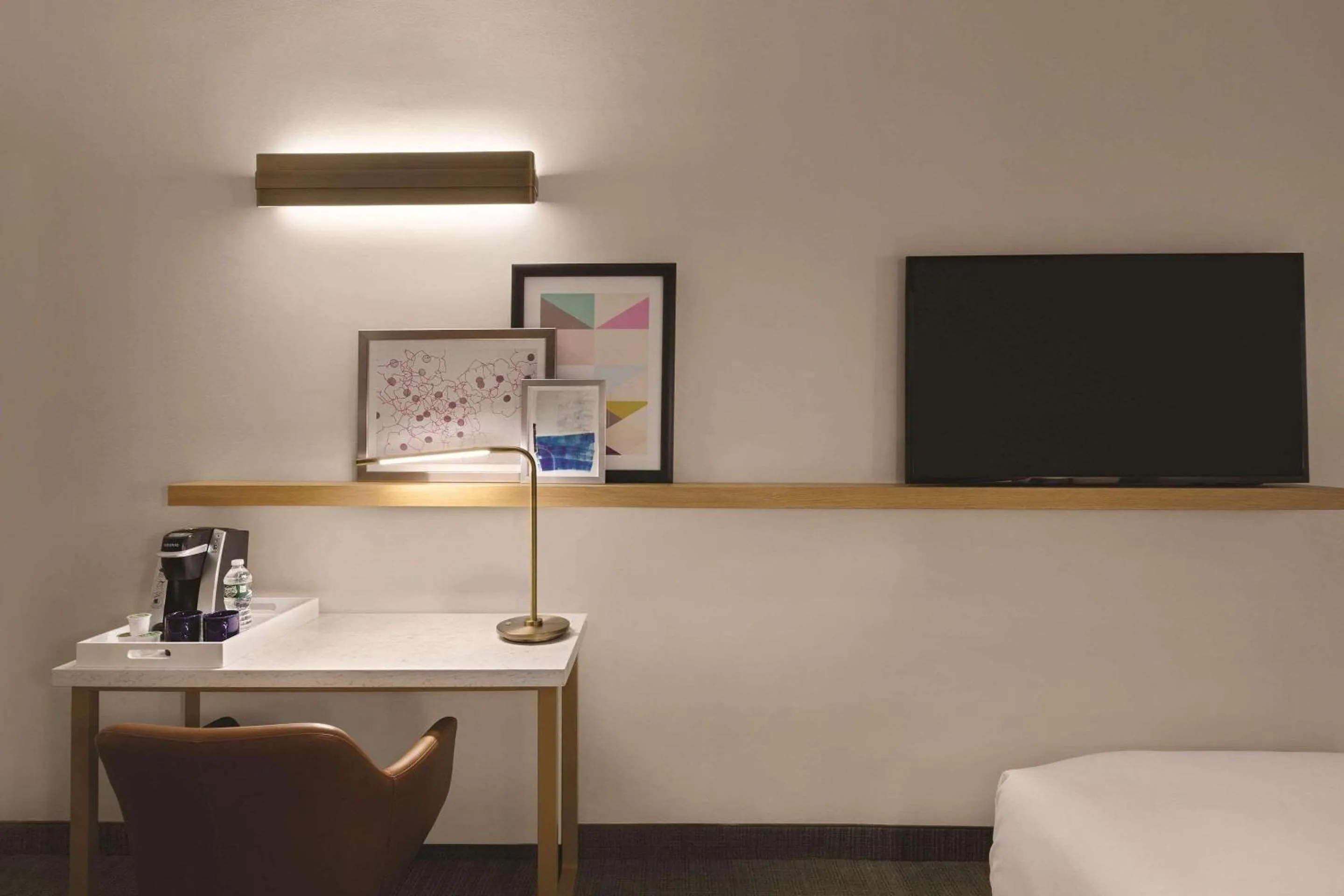 Bedroom, TV/Entertainment Center in Radisson Hotel New York Wall Street