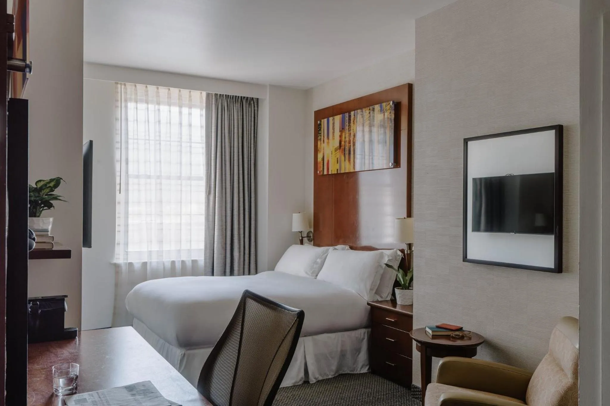 Photo of the whole room, Bed in Club Quarters Hotel Rittenhouse Square, Philadelphia