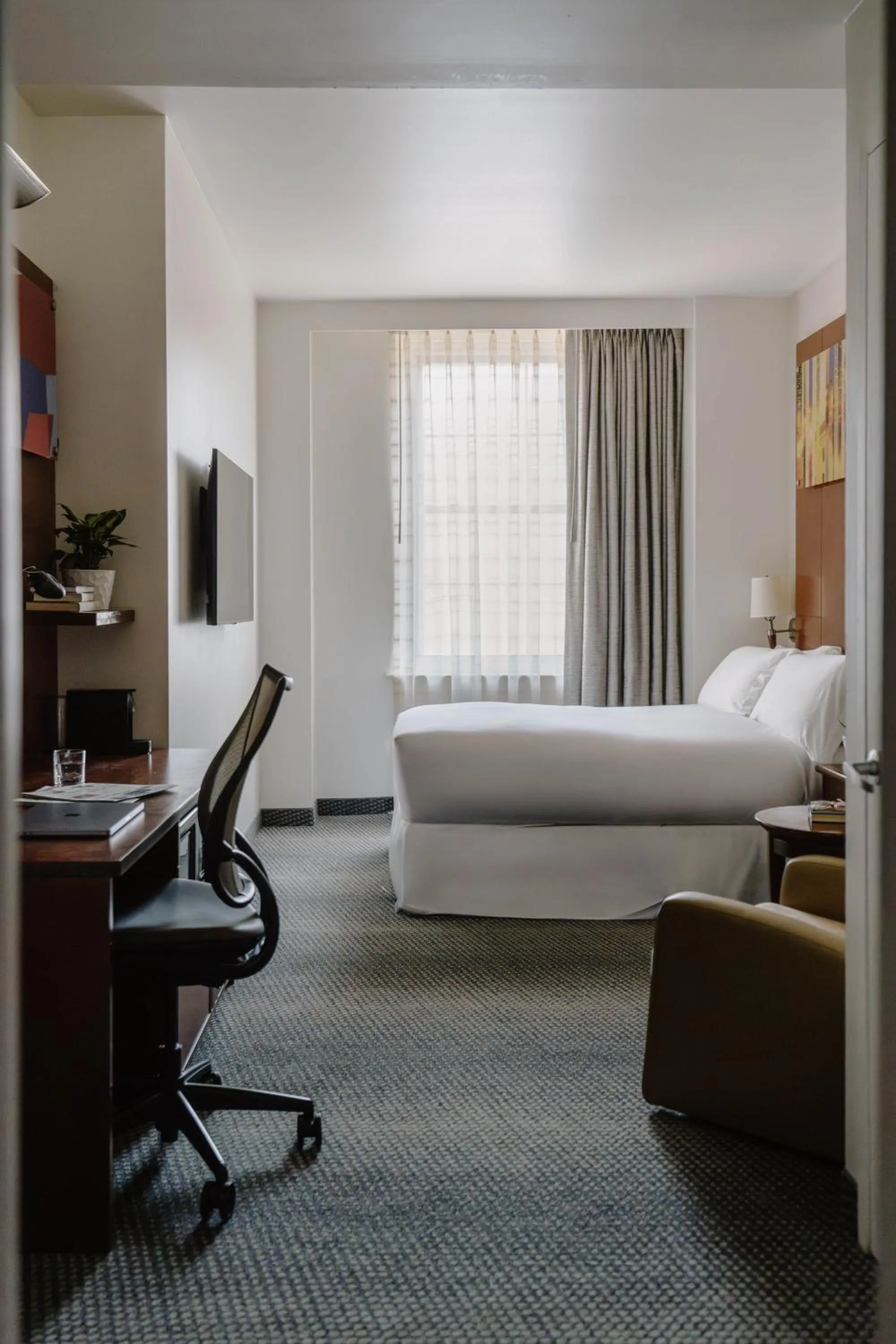 Photo of the whole room, Bed in Club Quarters Hotel Rittenhouse Square, Philadelphia