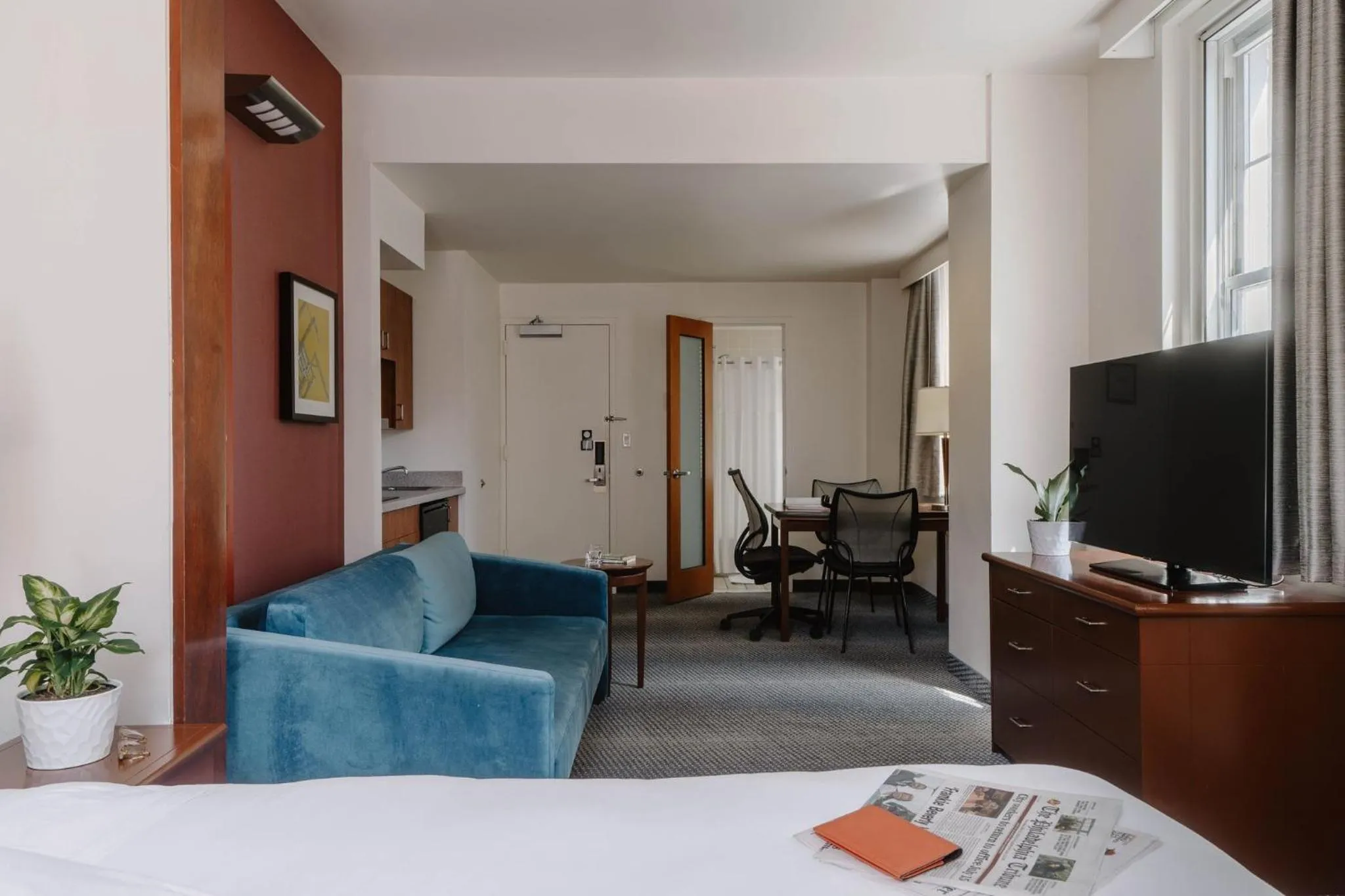 Photo of the whole room, Bed in Club Quarters Hotel Rittenhouse Square, Philadelphia
