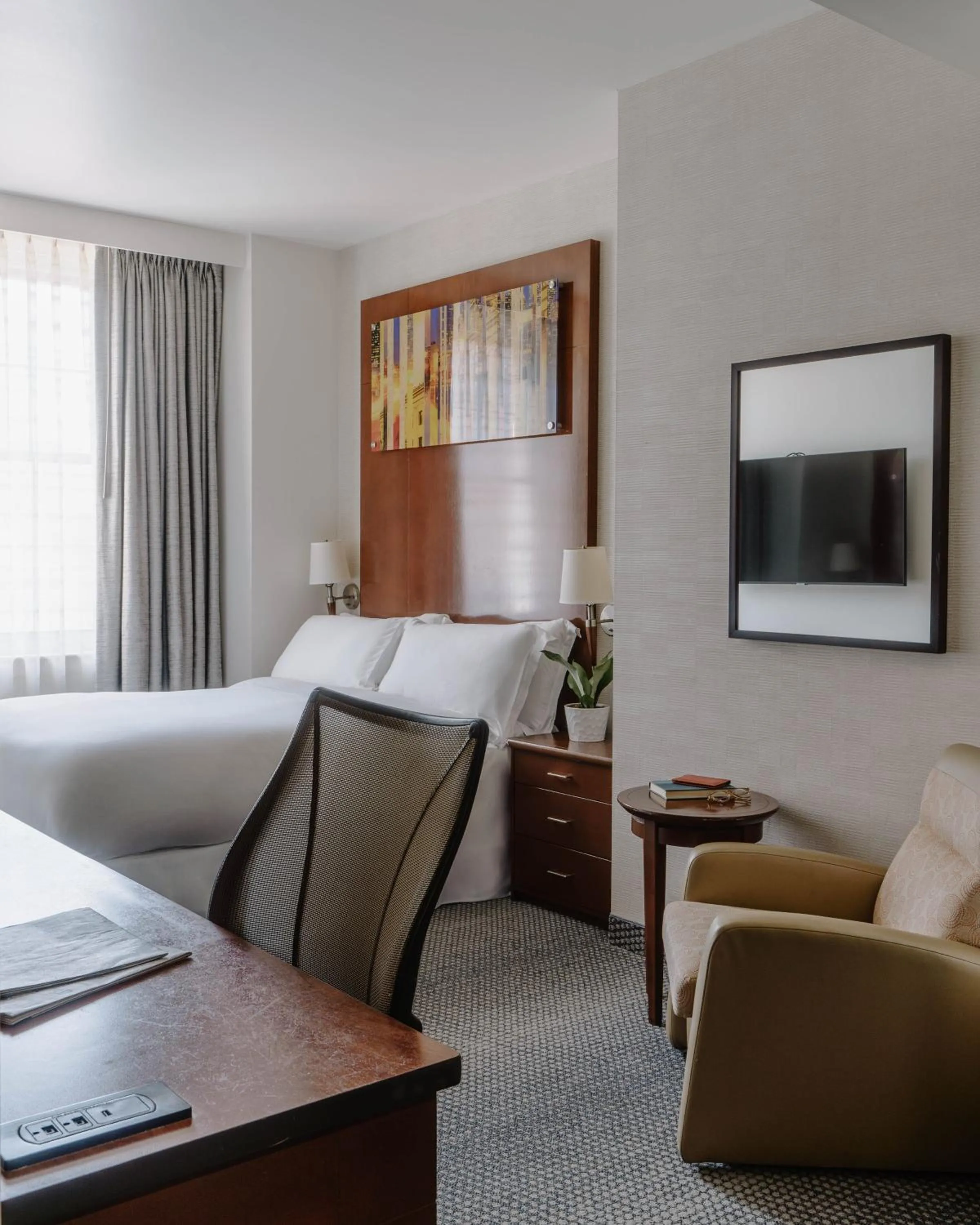 Photo of the whole room, Bed in Club Quarters Hotel Rittenhouse Square, Philadelphia