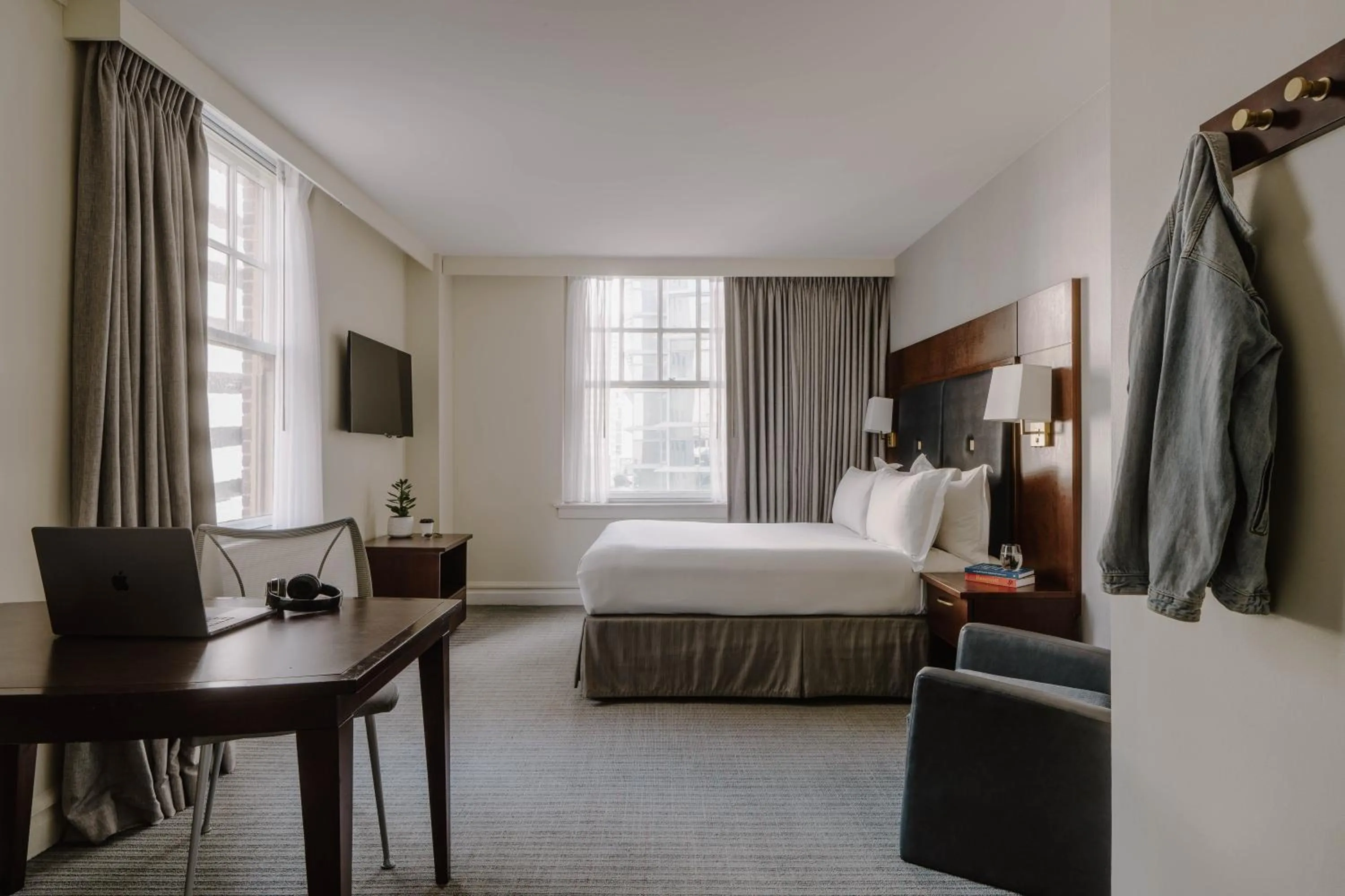 Bedroom, Bed in Club Quarters Hotel Downtown, Houston