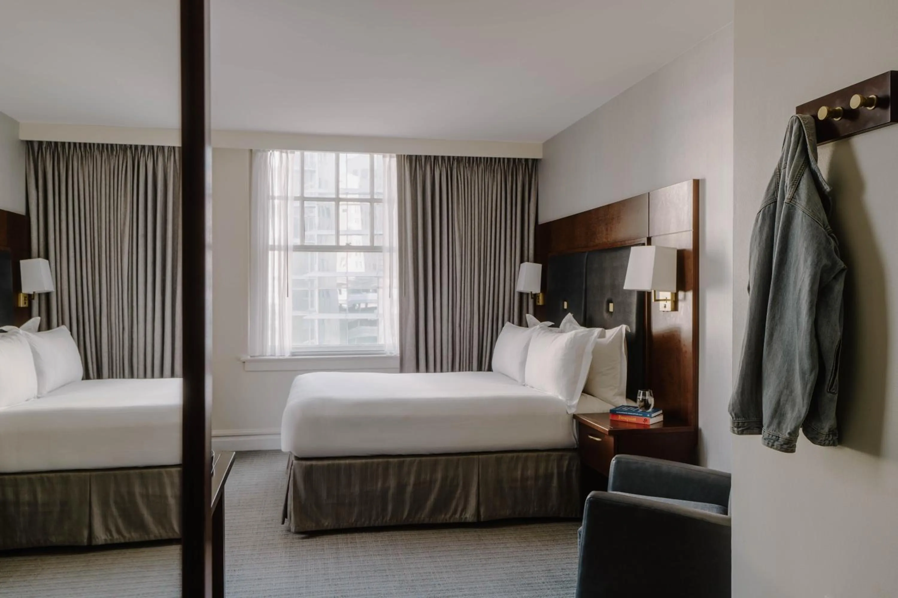 Bedroom, Bed in Club Quarters Hotel Downtown, Houston