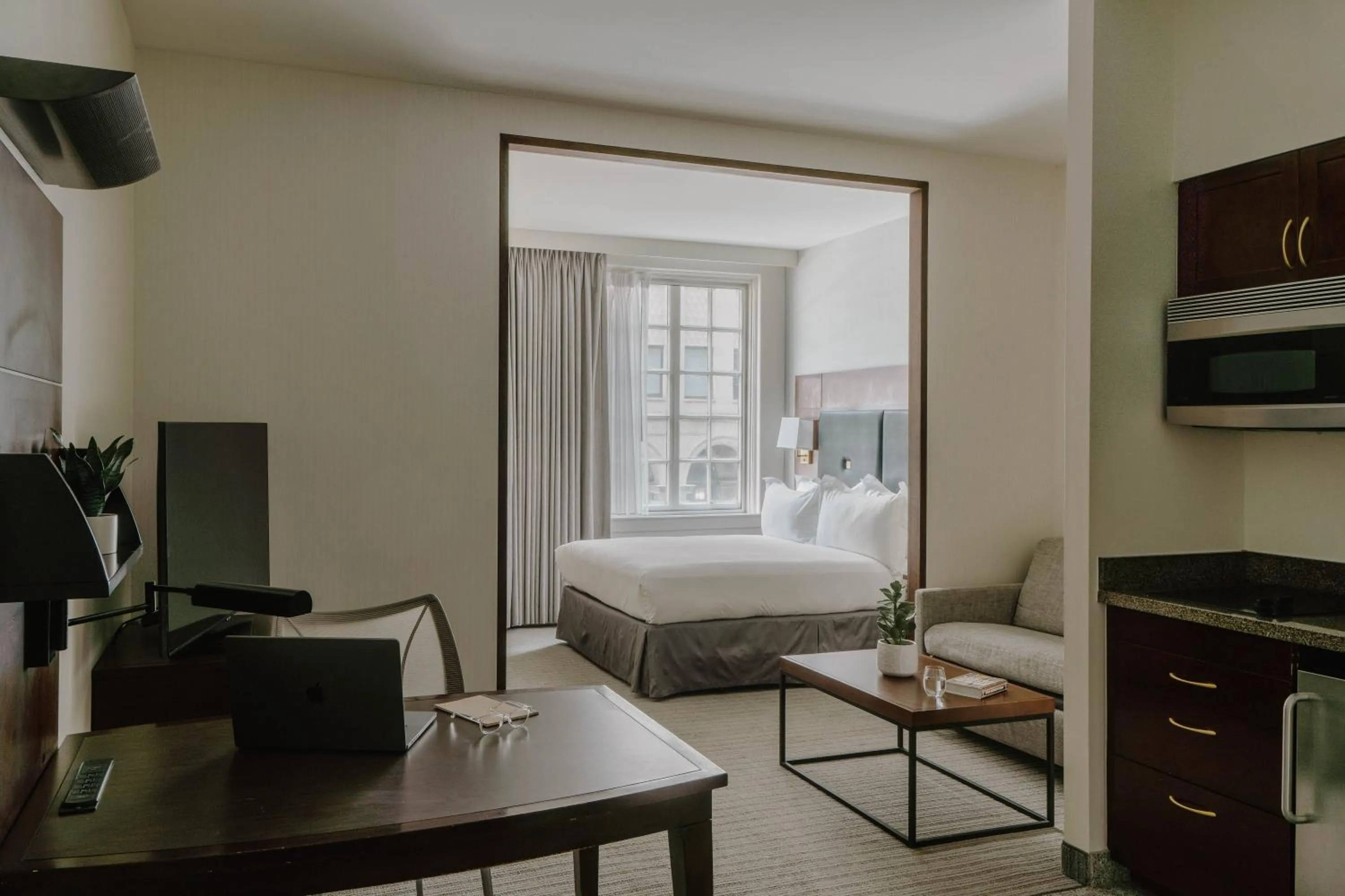 Bedroom, Bed in Club Quarters Hotel Downtown, Houston