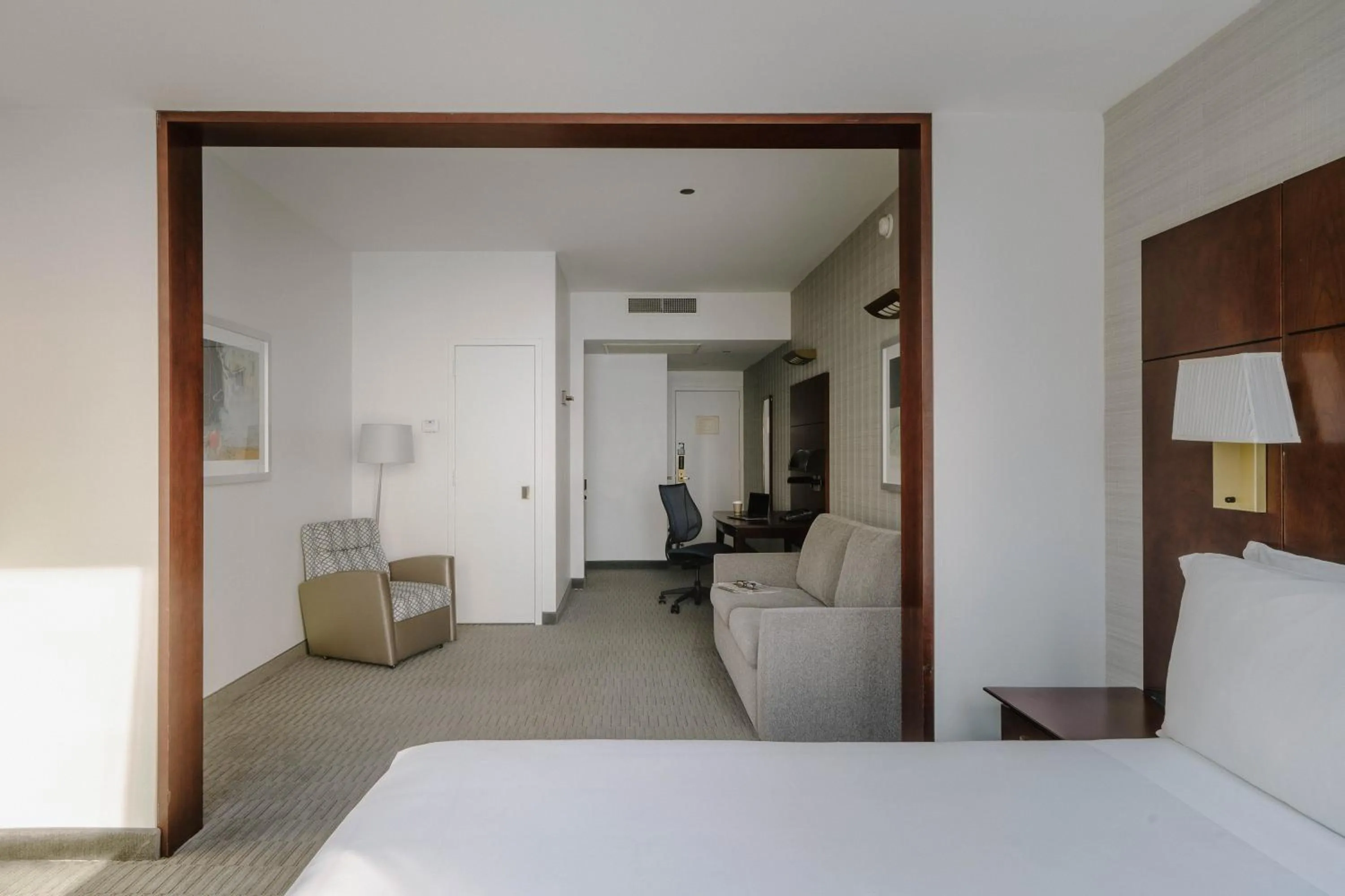 Bedroom, Bed in Club Quarters Hotel Wacker at Michigan, Chicago