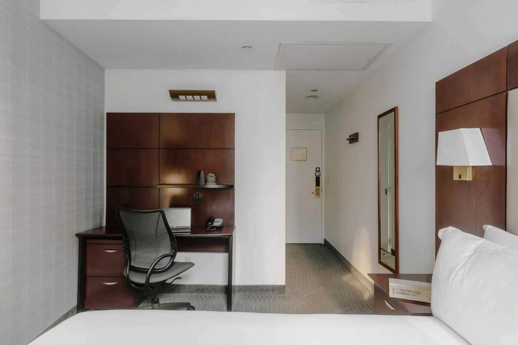 Photo of the whole room, Bed in Club Quarters Hotel Wacker at Michigan, Chicago