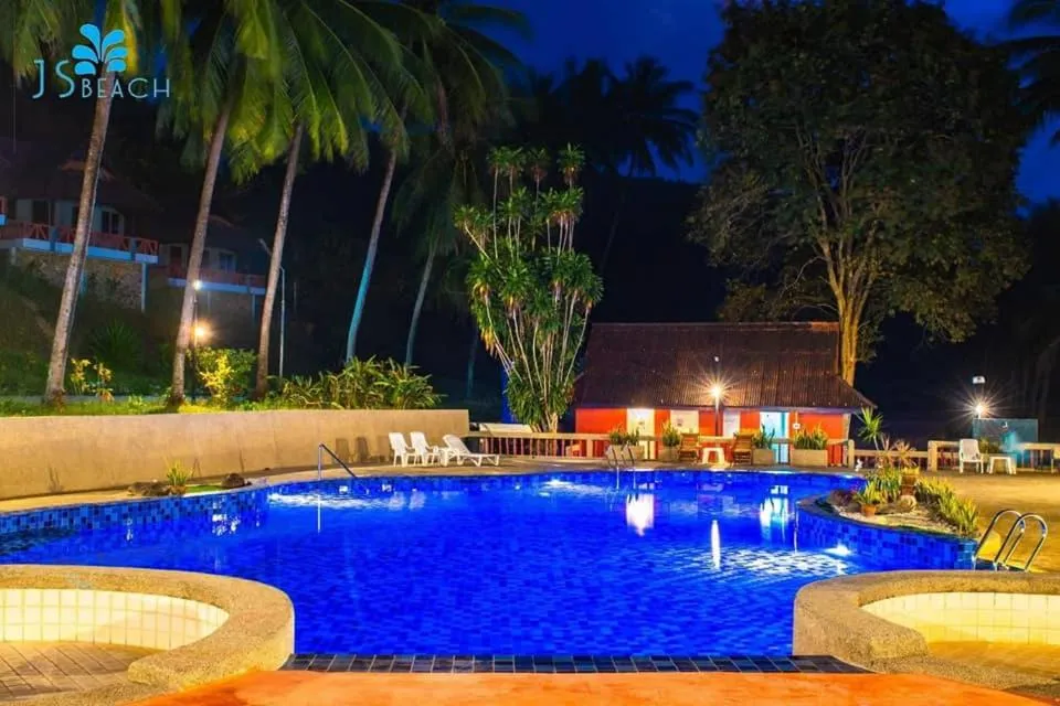 Swimming pool in Jansom Beach Resort