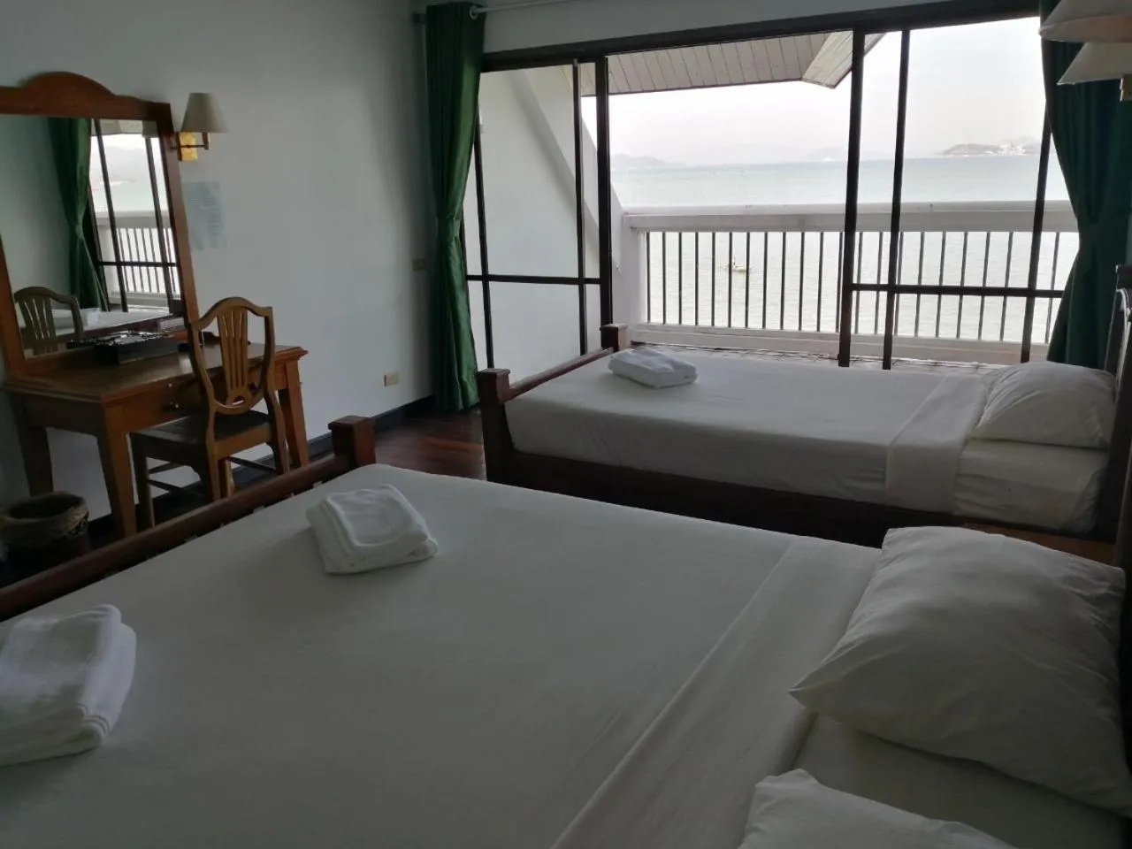 Bed in Jansom Beach Resort