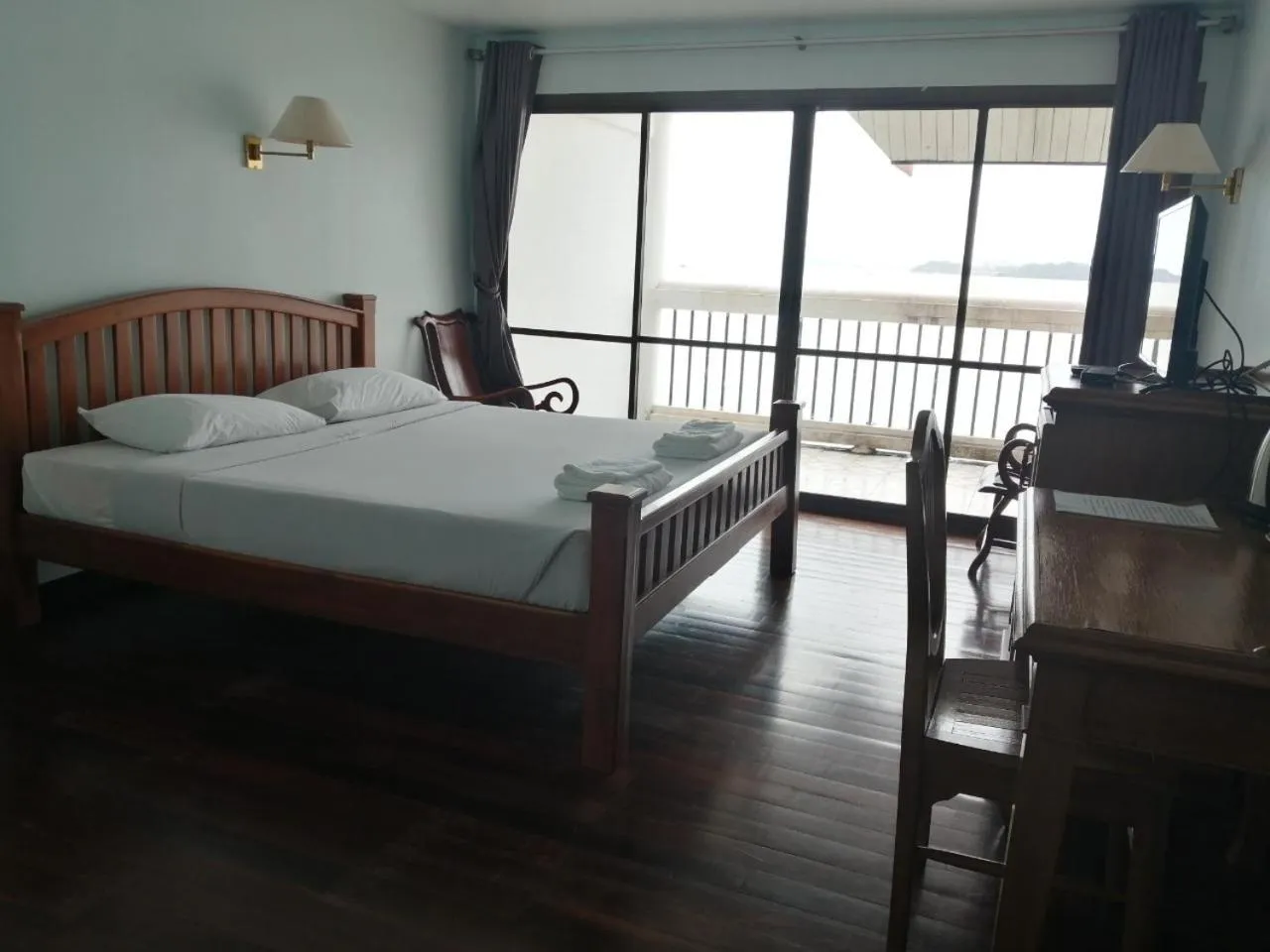Bed in Jansom Beach Resort