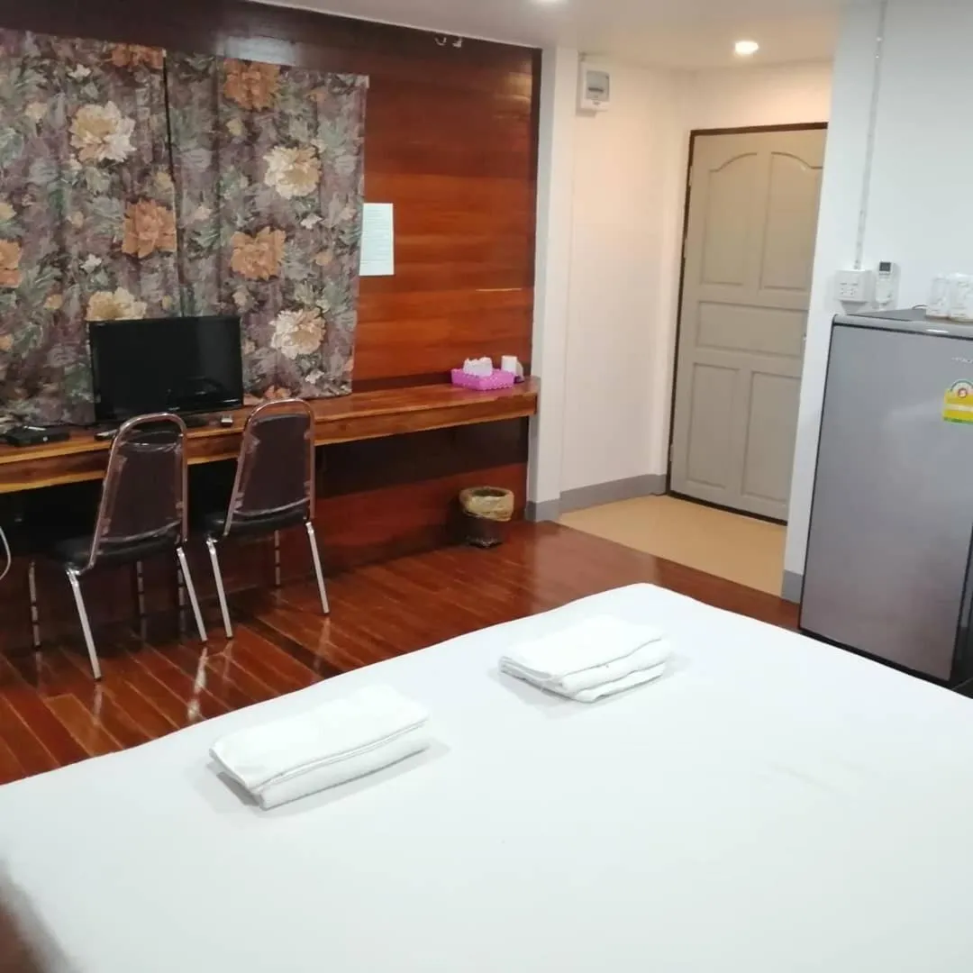 Bed in Jansom Beach Resort