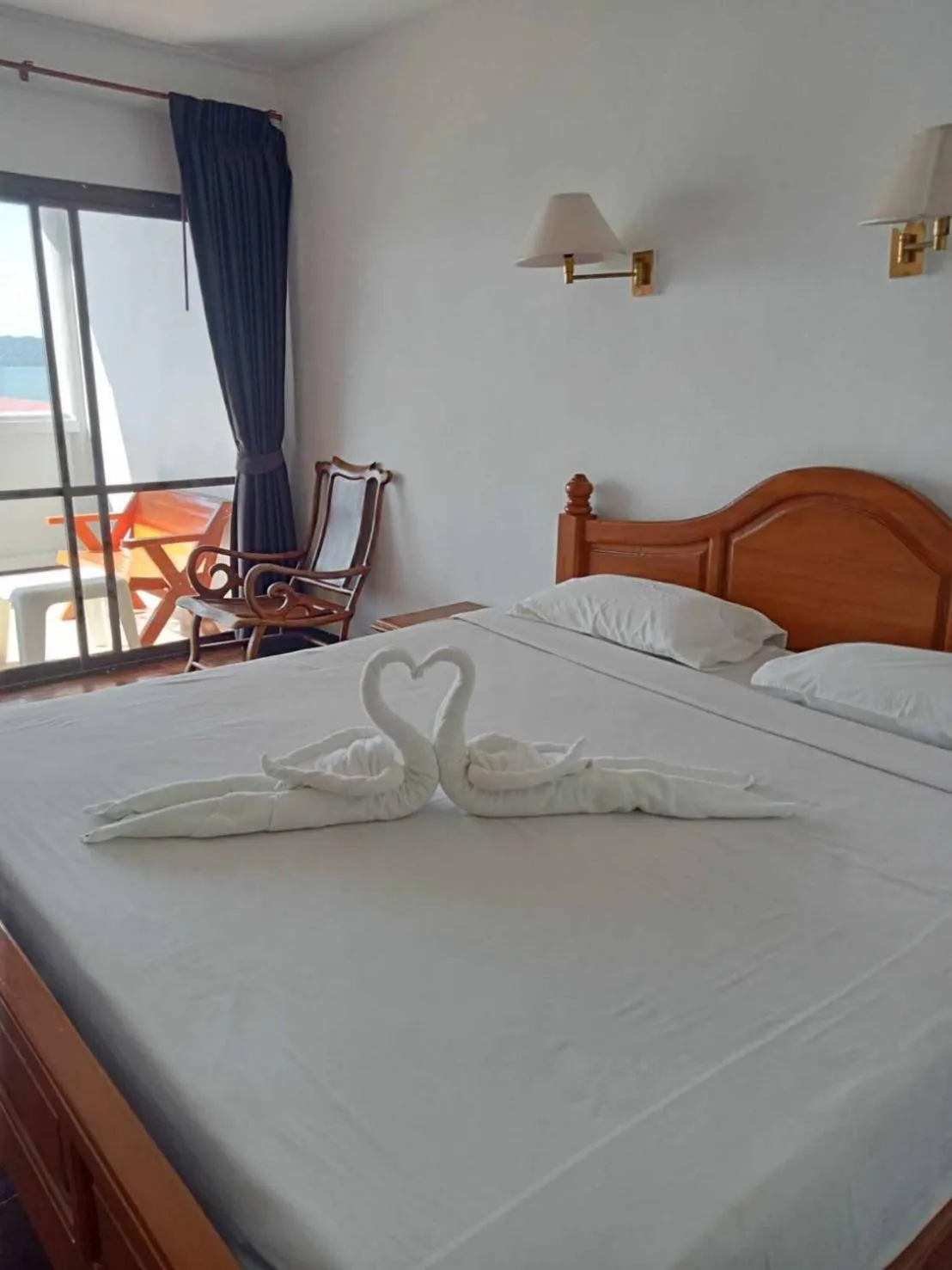 Bed in Jansom Beach Resort