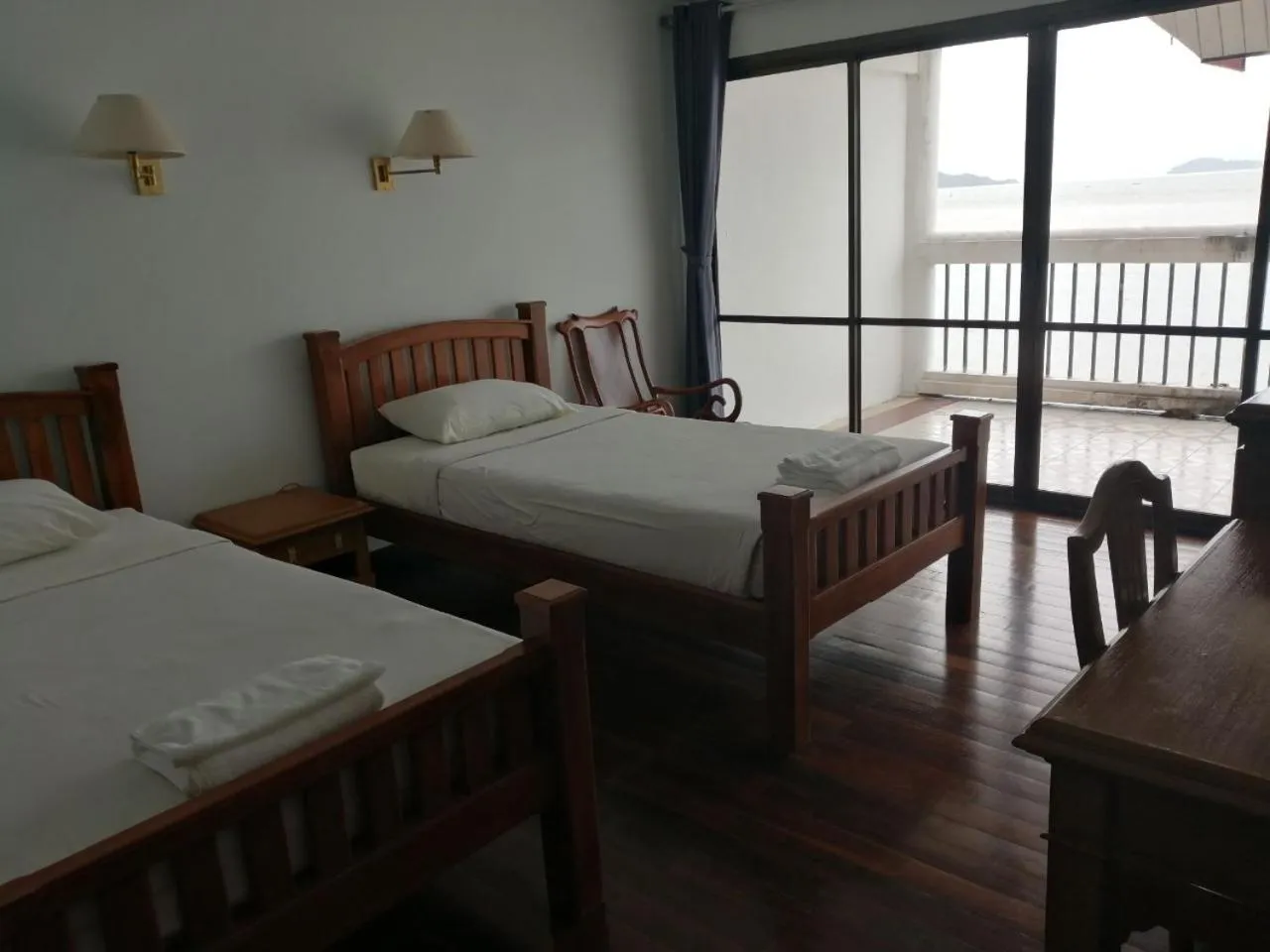 Bed in Jansom Beach Resort