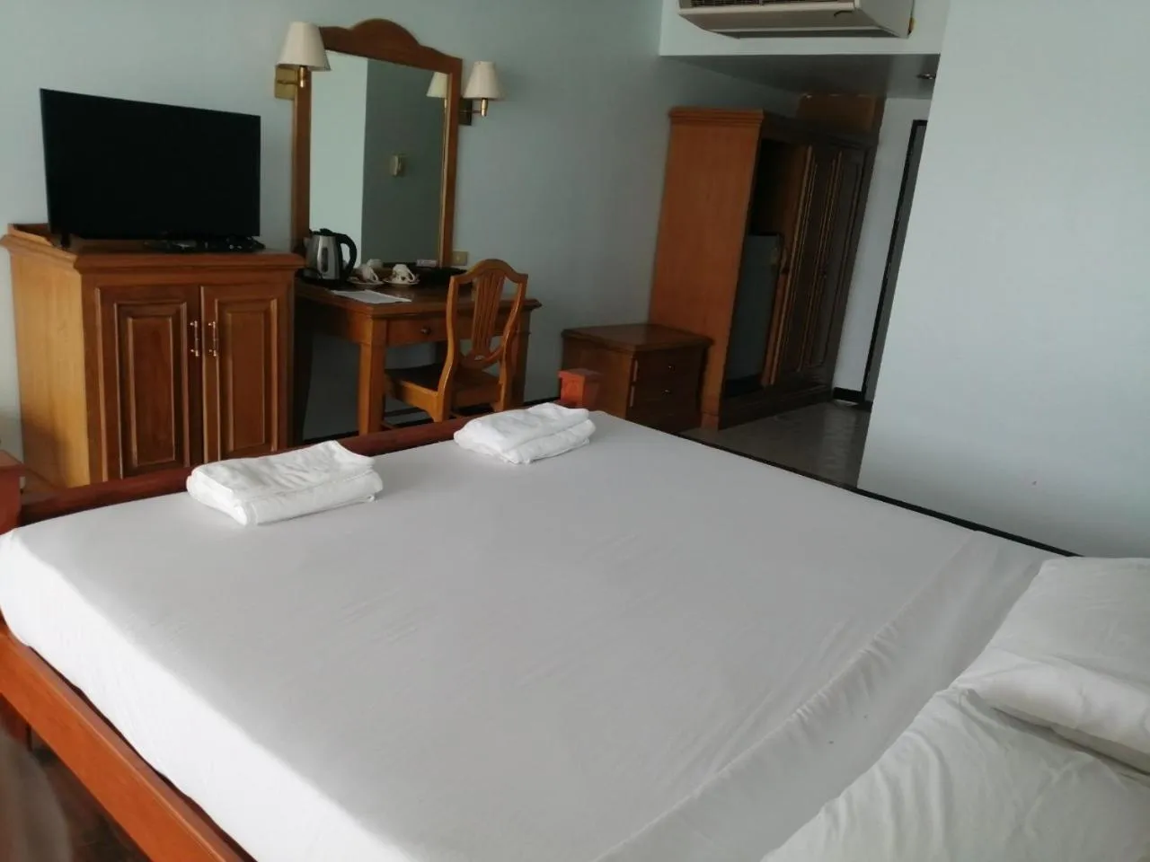 Bed in Jansom Beach Resort