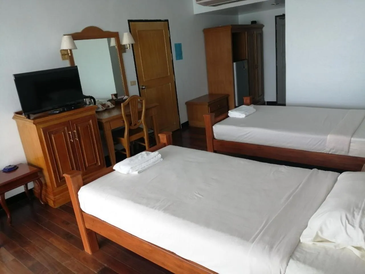 Bed in Jansom Beach Resort