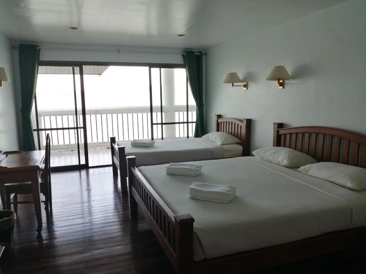 Bed in Jansom Beach Resort
