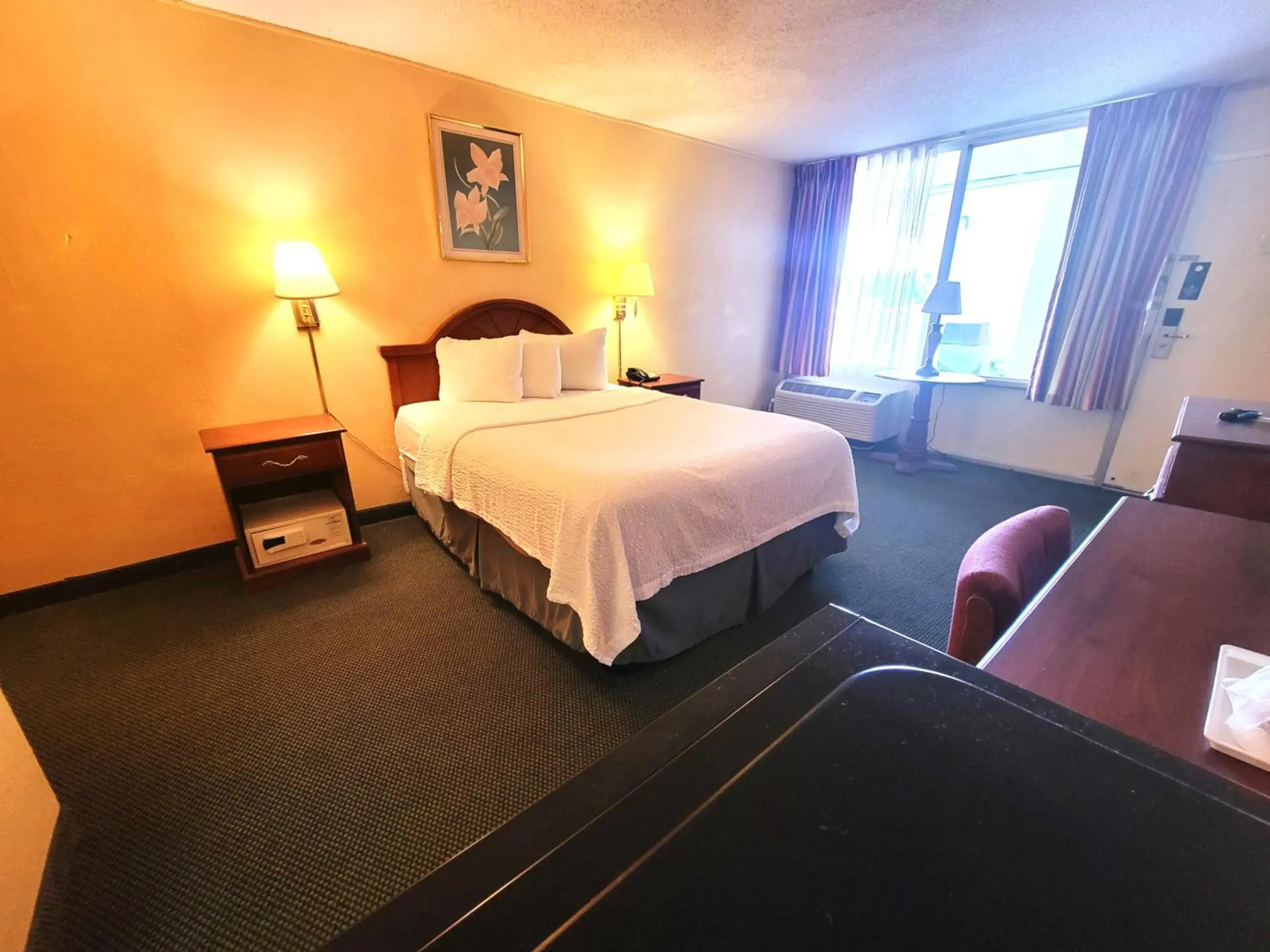 Queen Room - Smoking in Days Inn by Wyndham Alexandria South Queen Room - Smoking in Days Inn by Wyndham Alexandria South