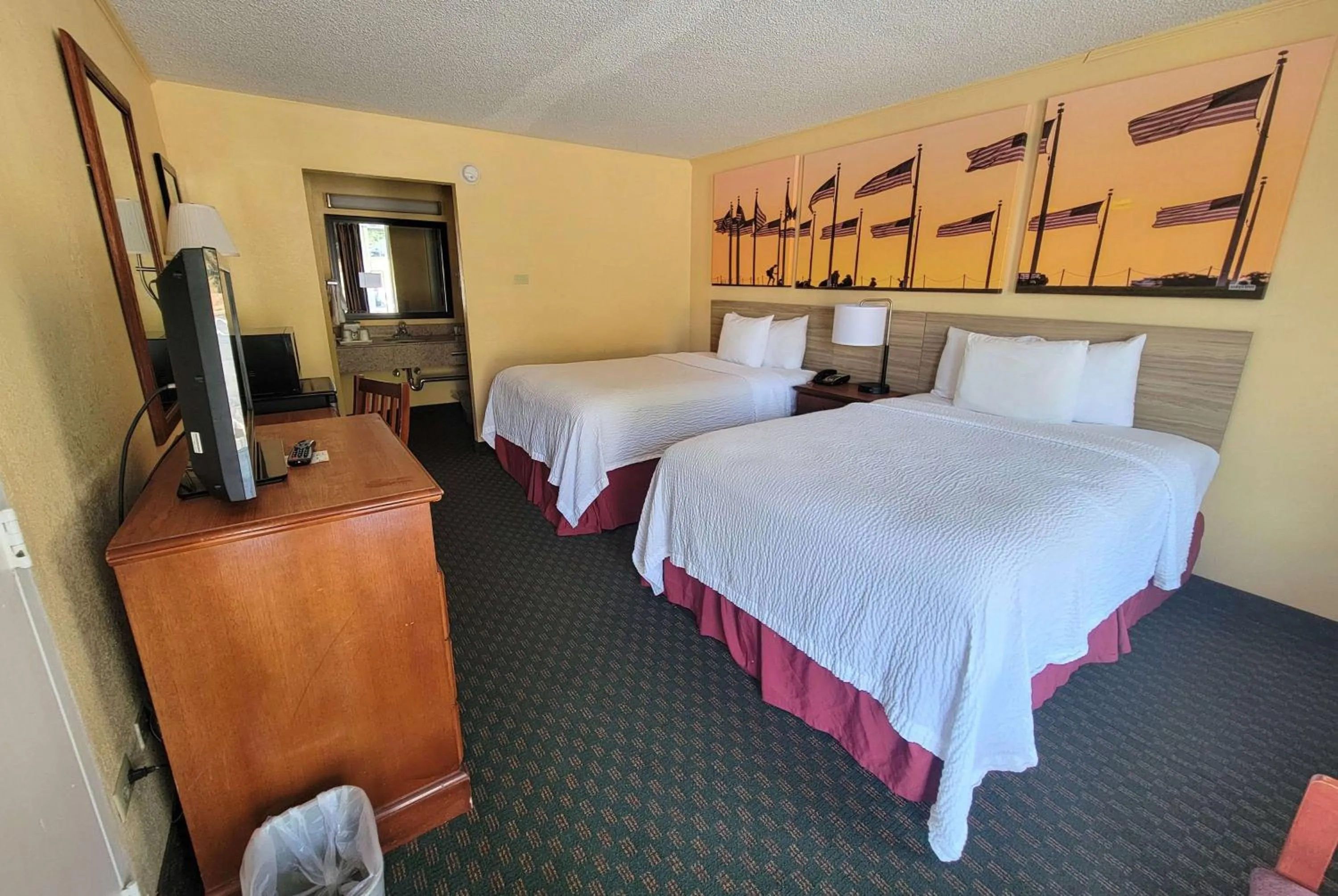 Photo of the whole room, Bed in Days Inn by Wyndham Alexandria South